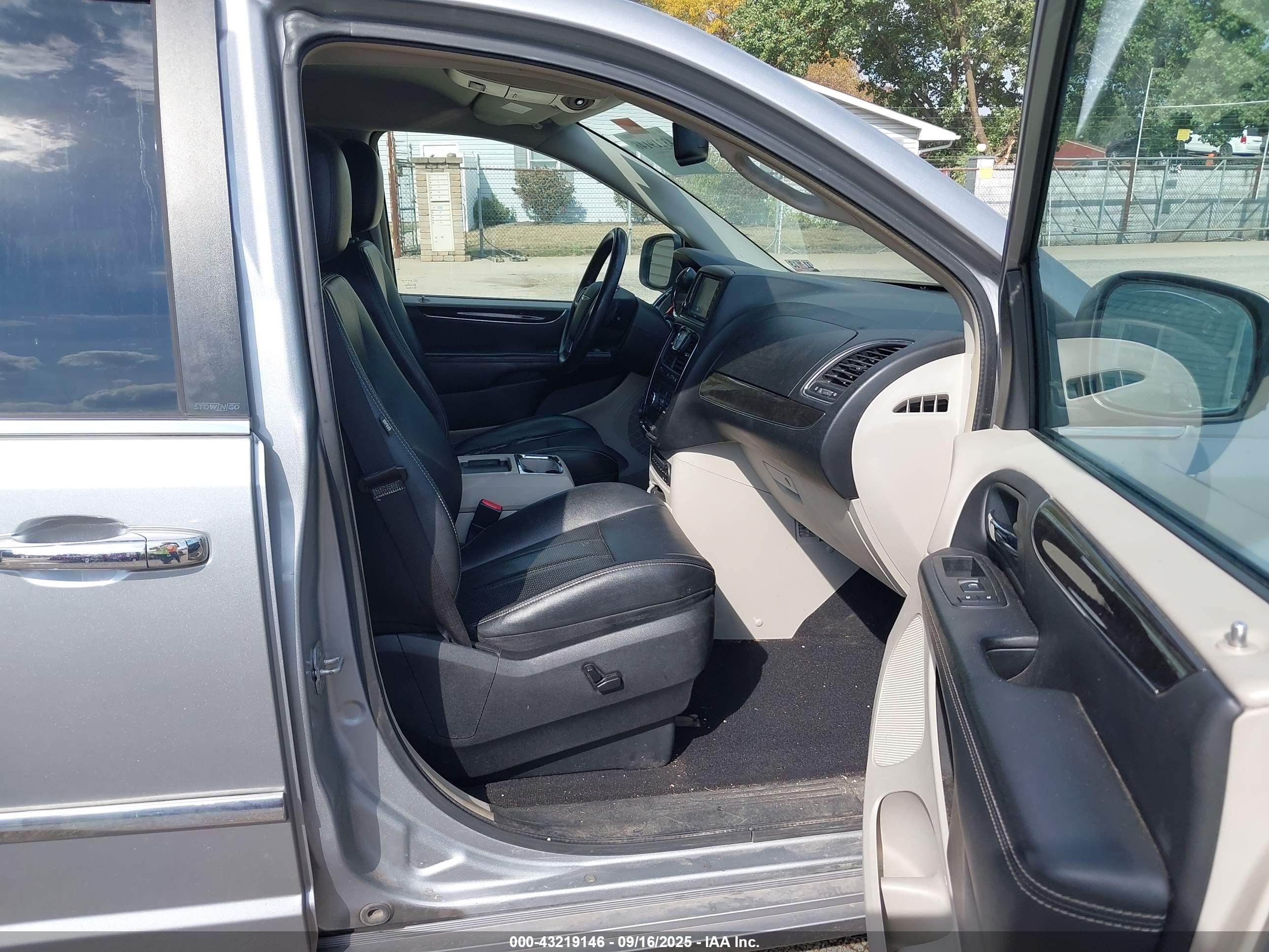 CHRYSLER TOWN image 5