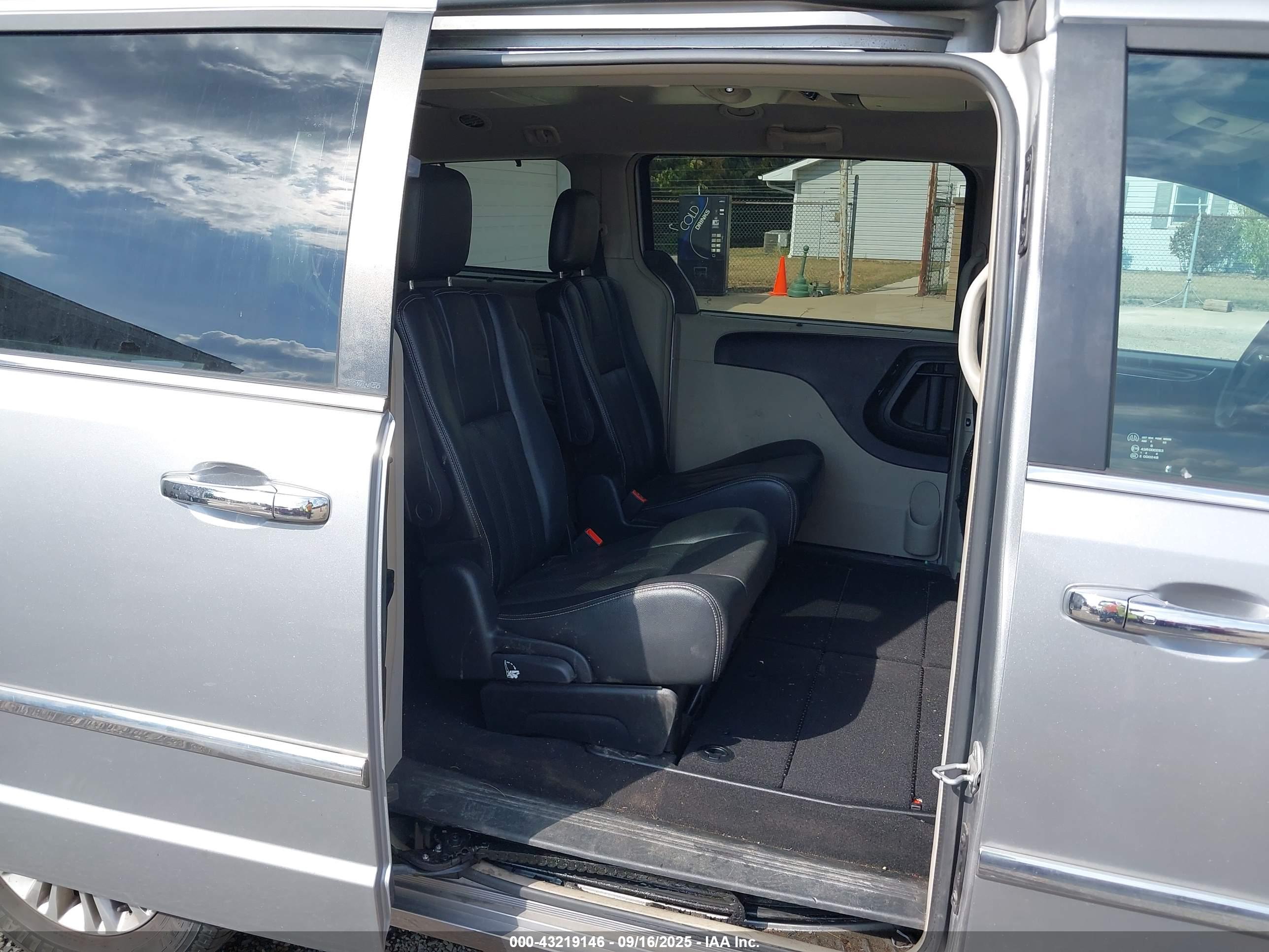CHRYSLER TOWN image 8