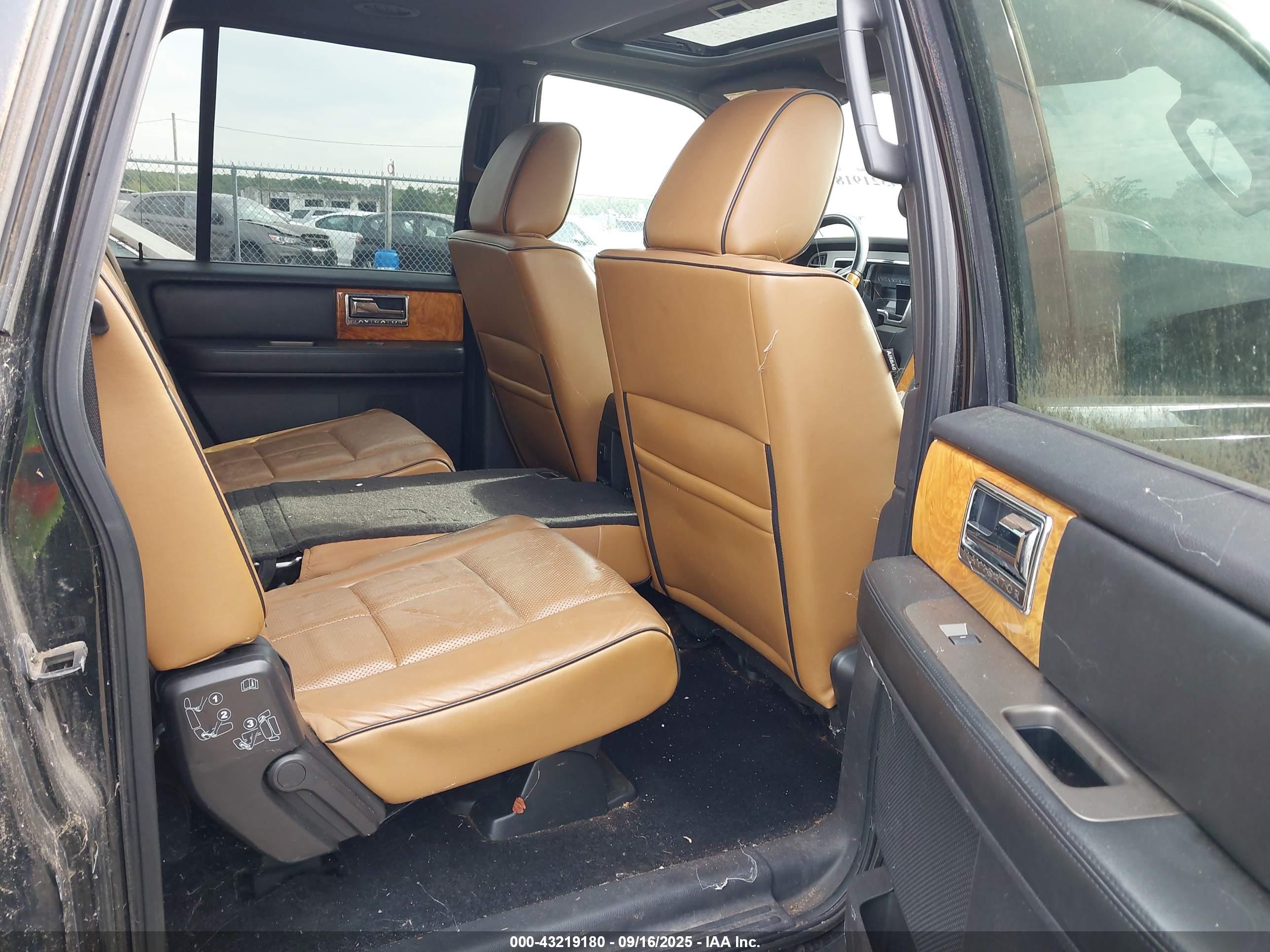 LINCOLN NAVIGATOR image 8