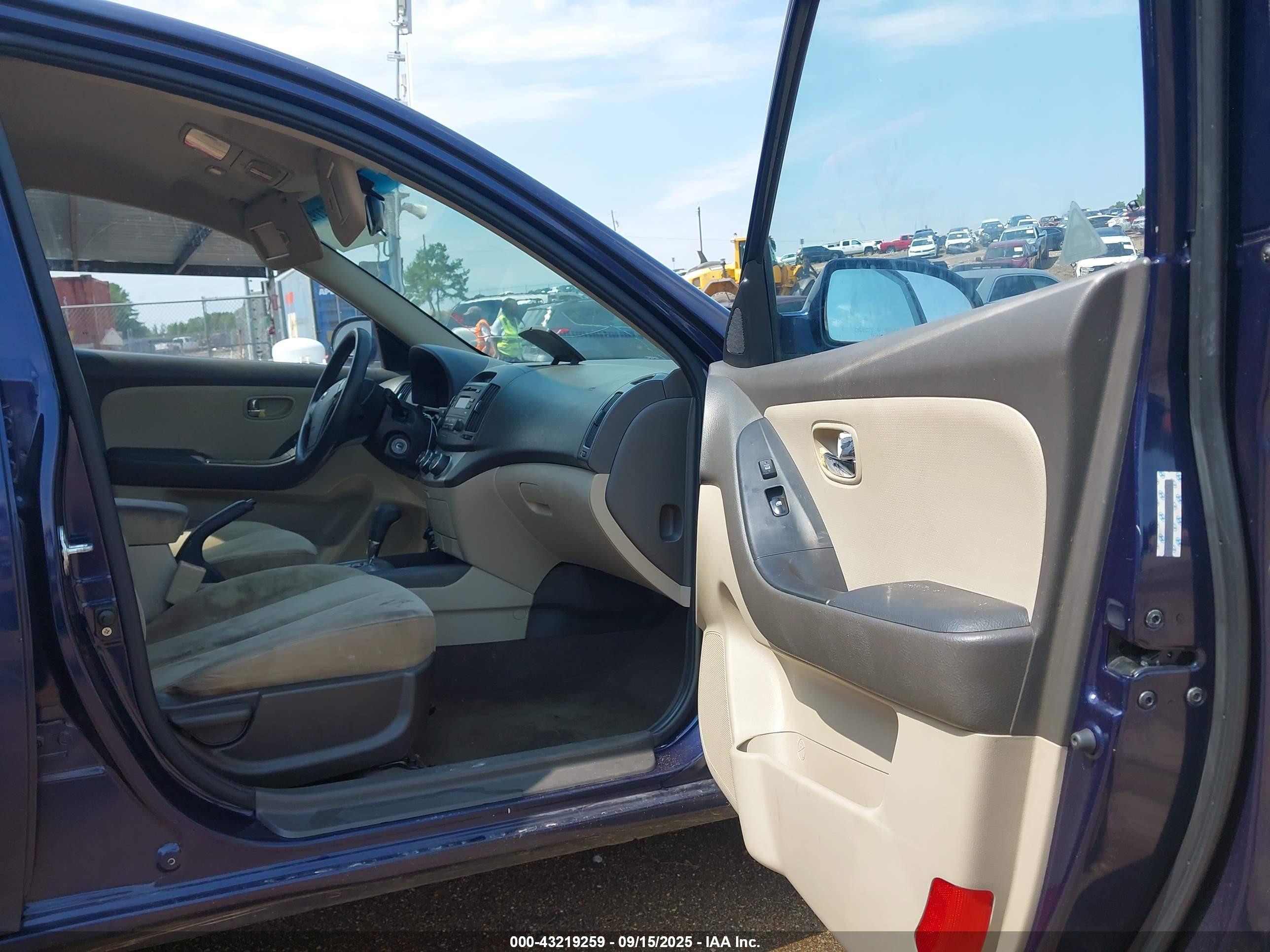 HYUNDAI ELANTRA image 5