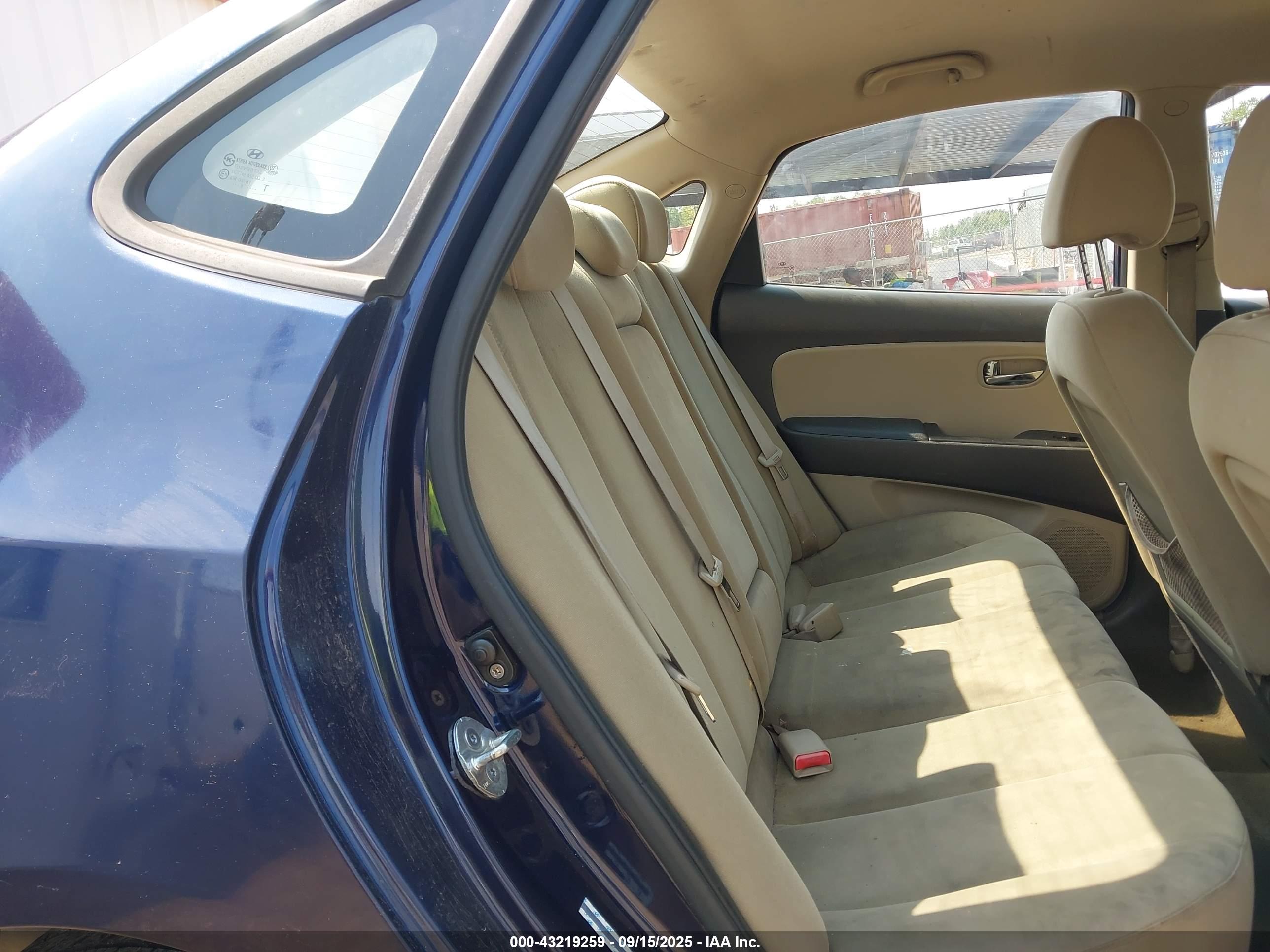 HYUNDAI ELANTRA image 8