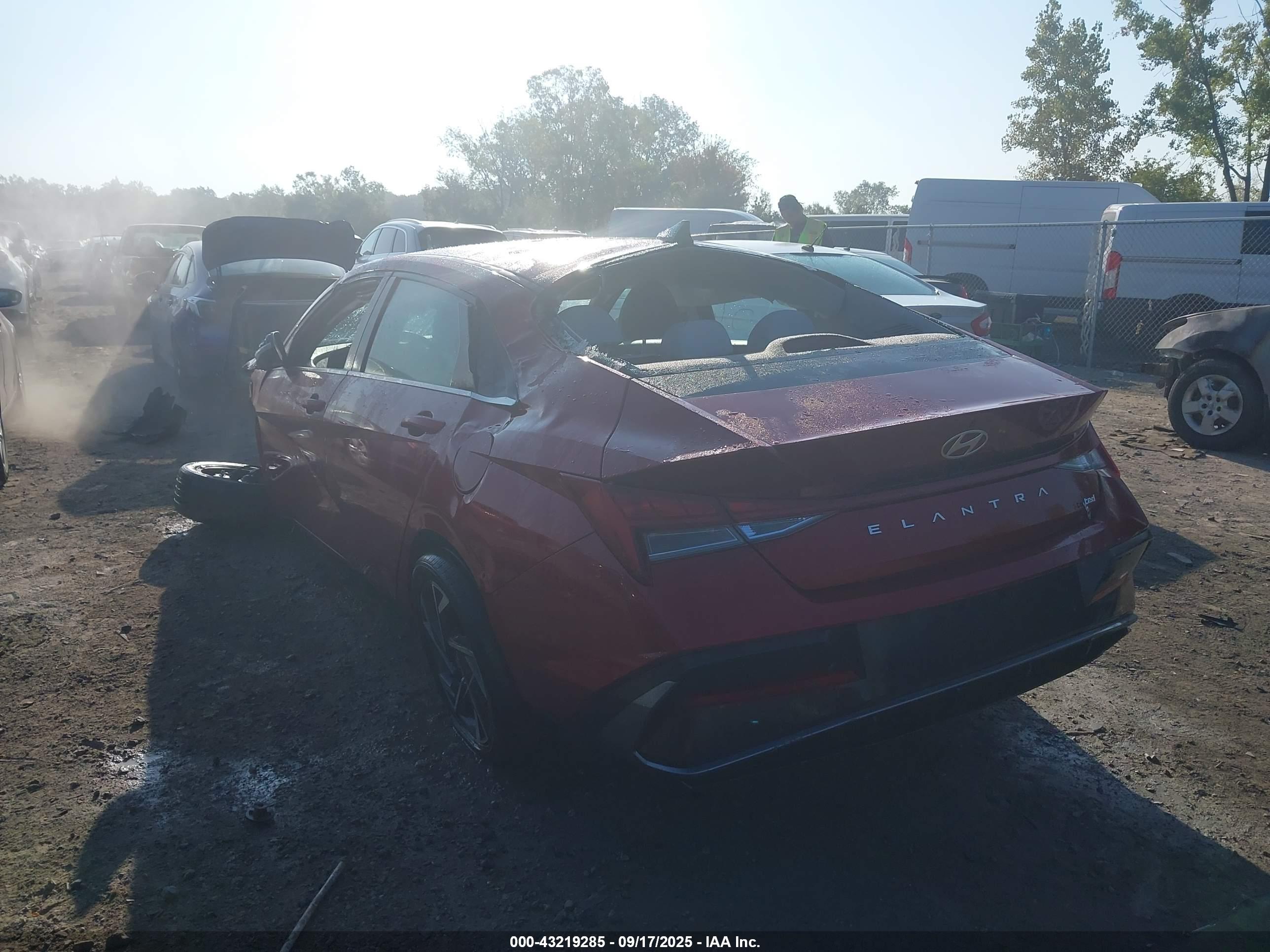 HYUNDAI ELANTRA image 3