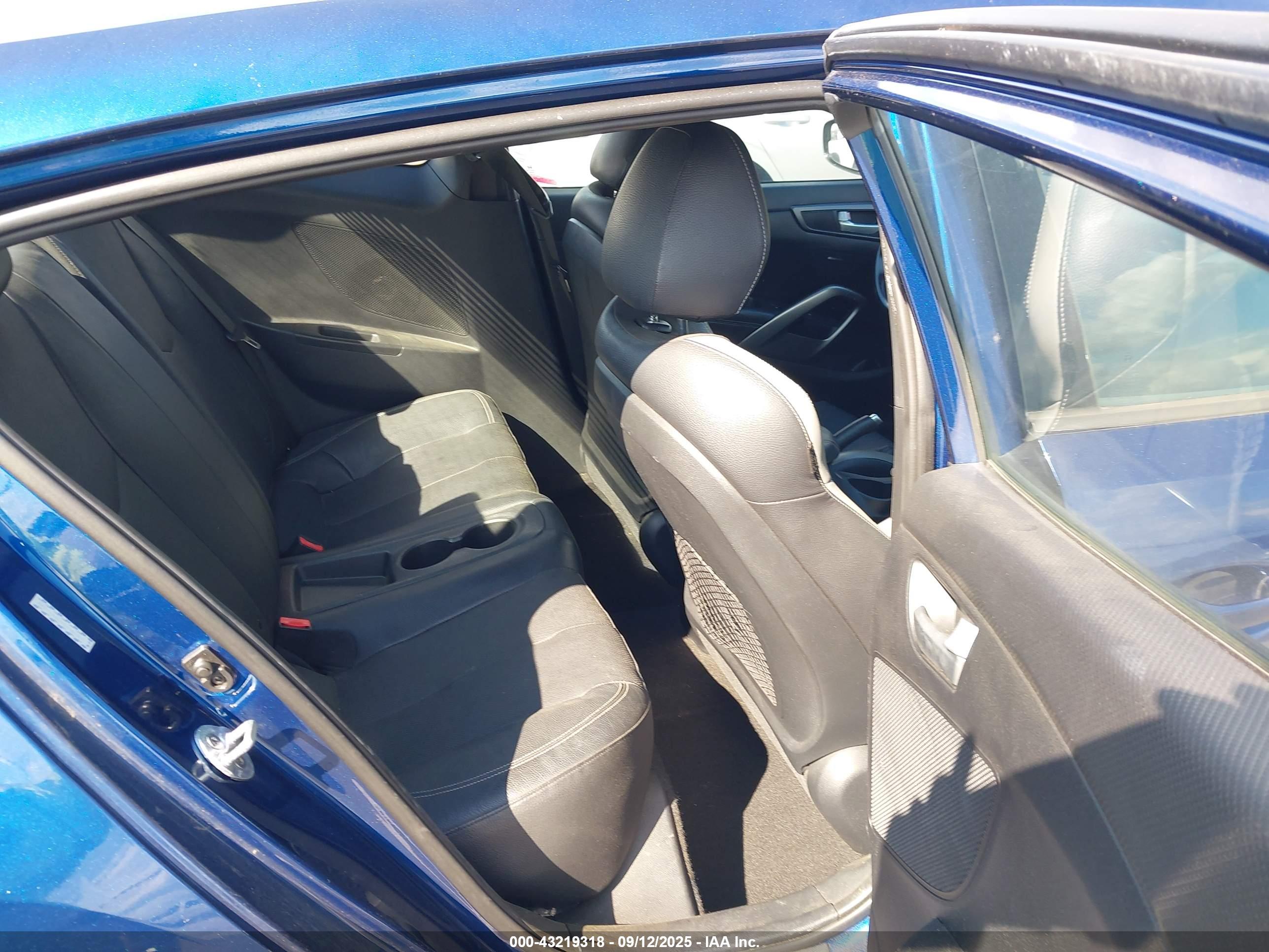 HYUNDAI VELOSTER image 8