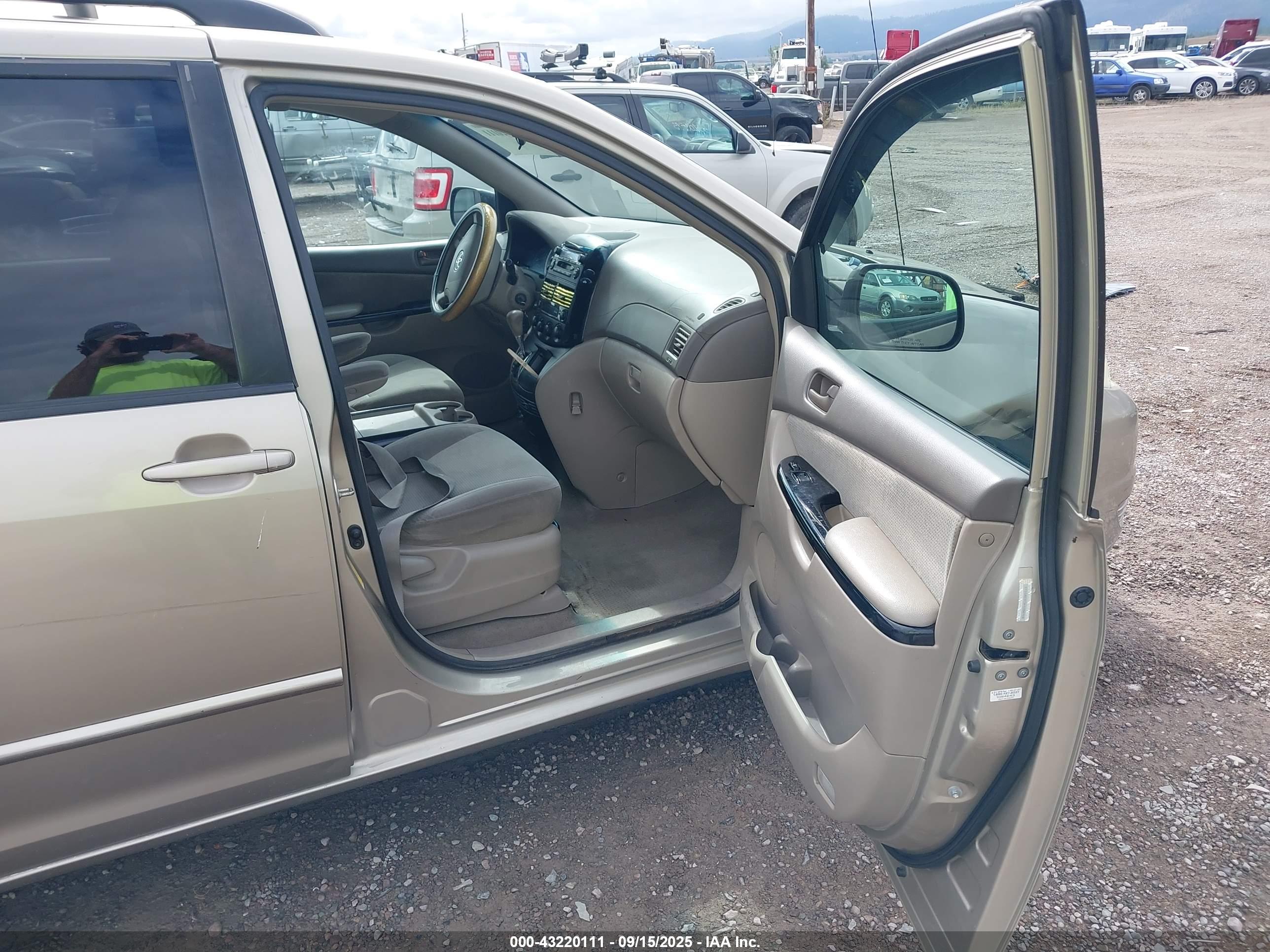 TOYOTA SIENNA image 5