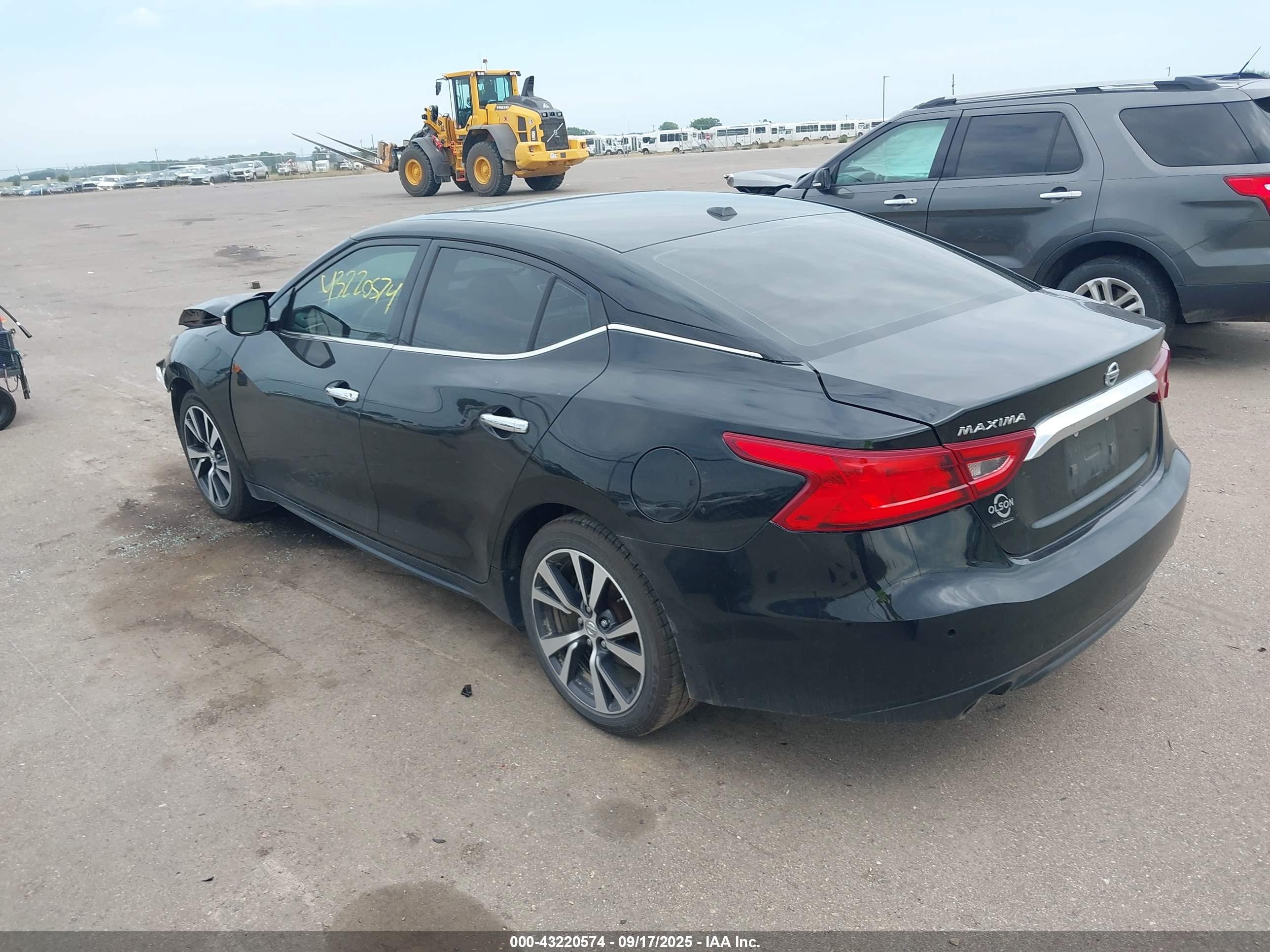 NISSAN MAXIMA image 3