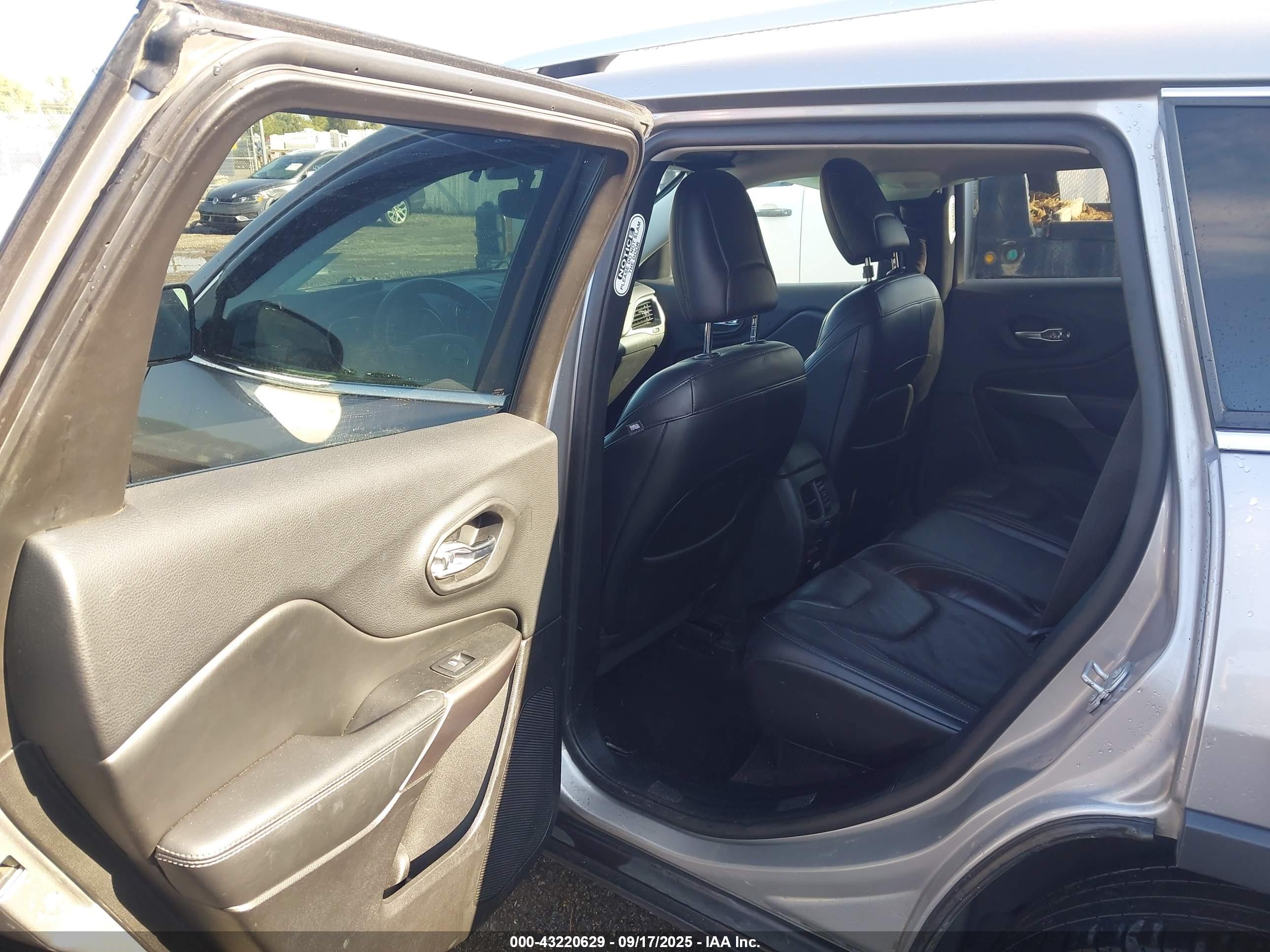 JEEP CHEROKEE image 8