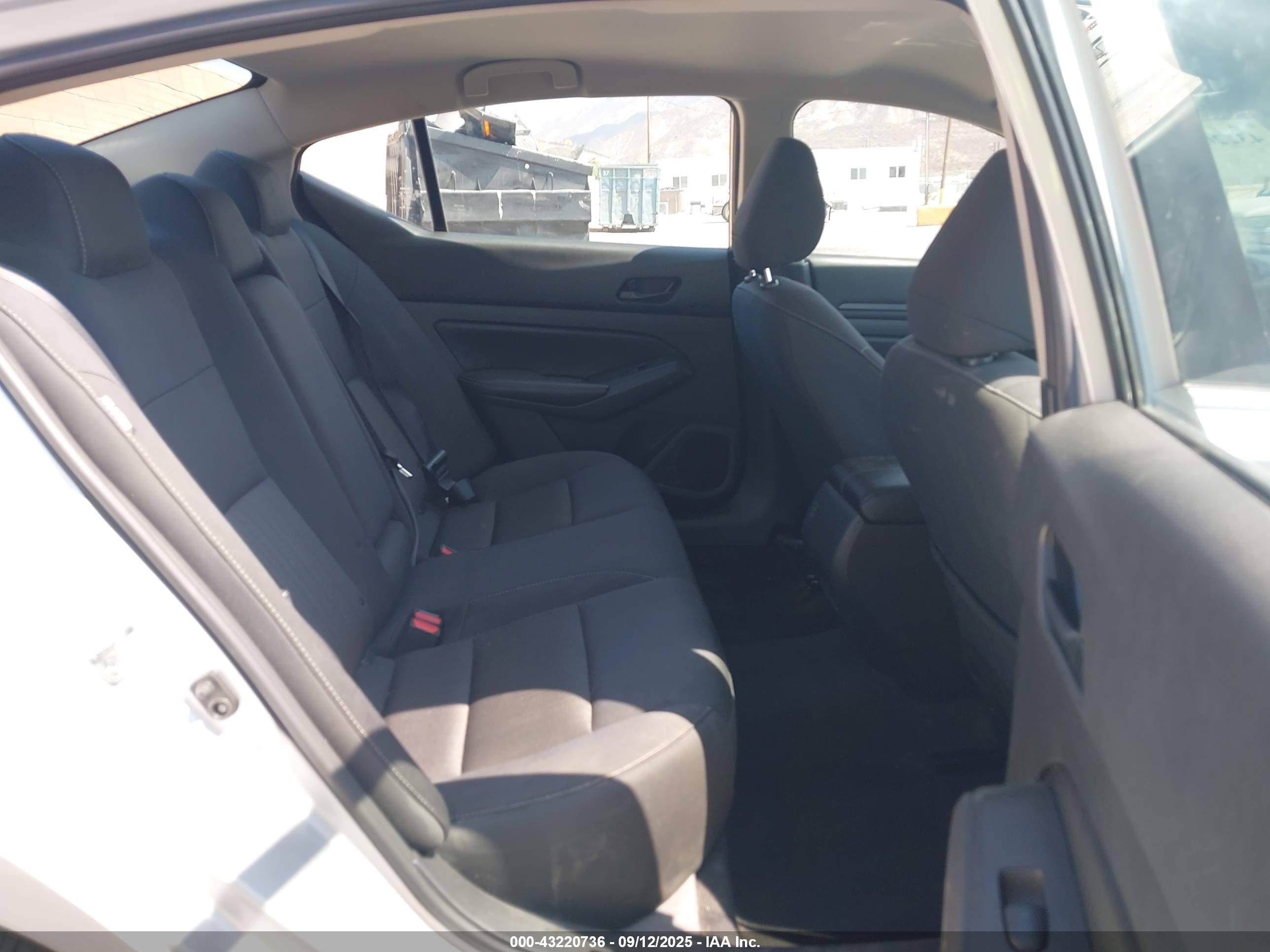 NISSAN ALTIMA image 8