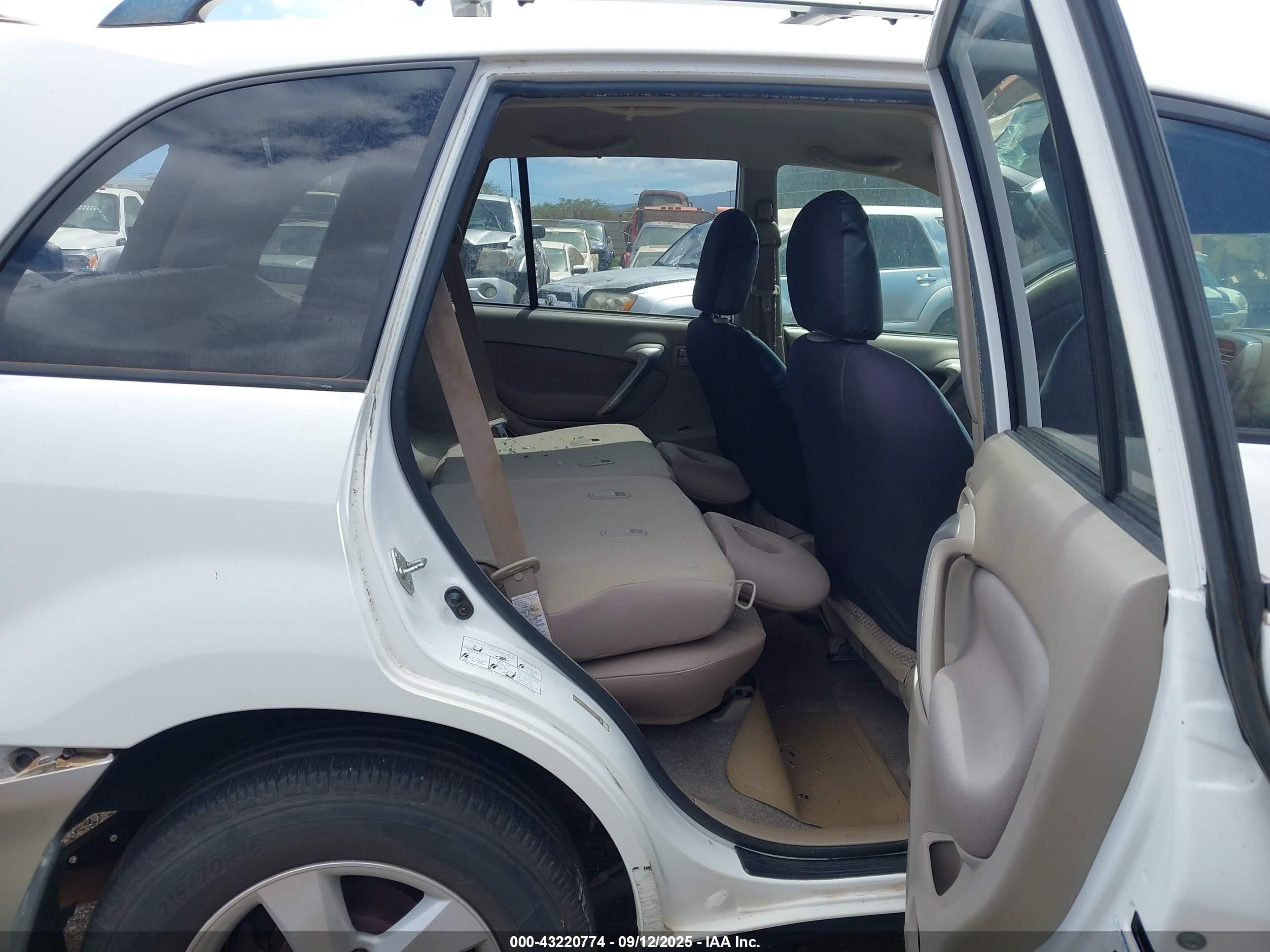 TOYOTA RAV4 image 8