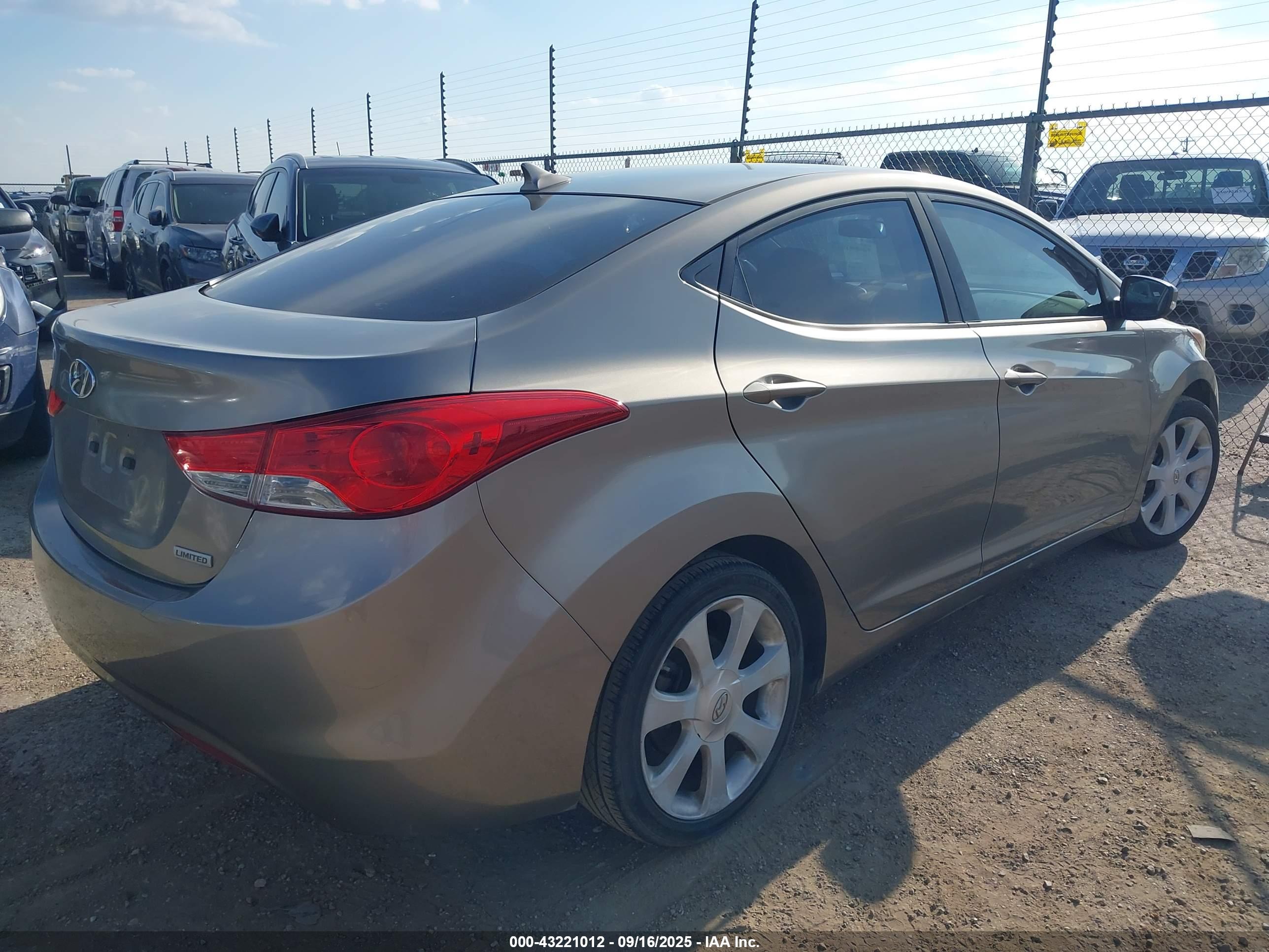 HYUNDAI ELANTRA image 4