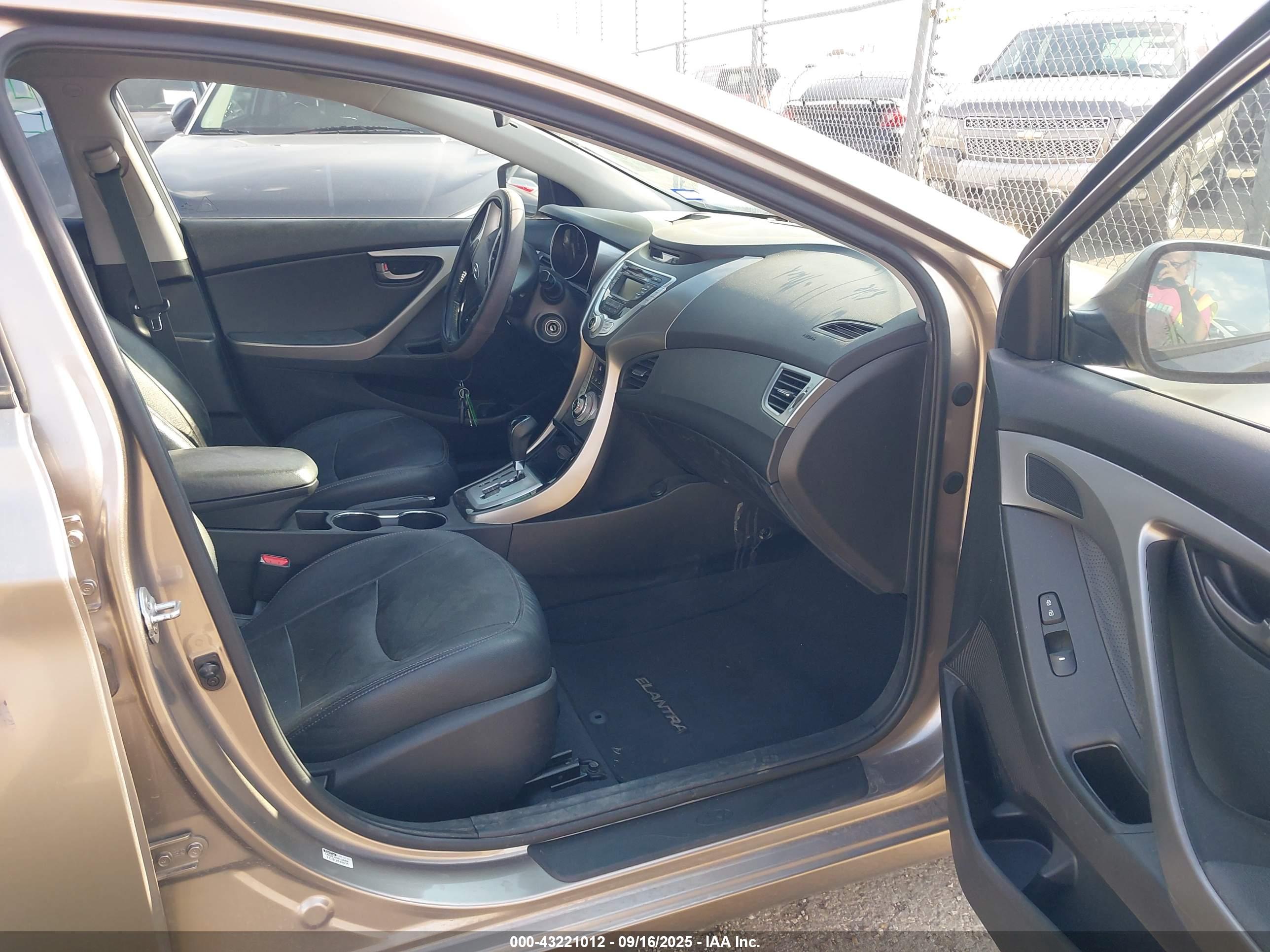 HYUNDAI ELANTRA image 5