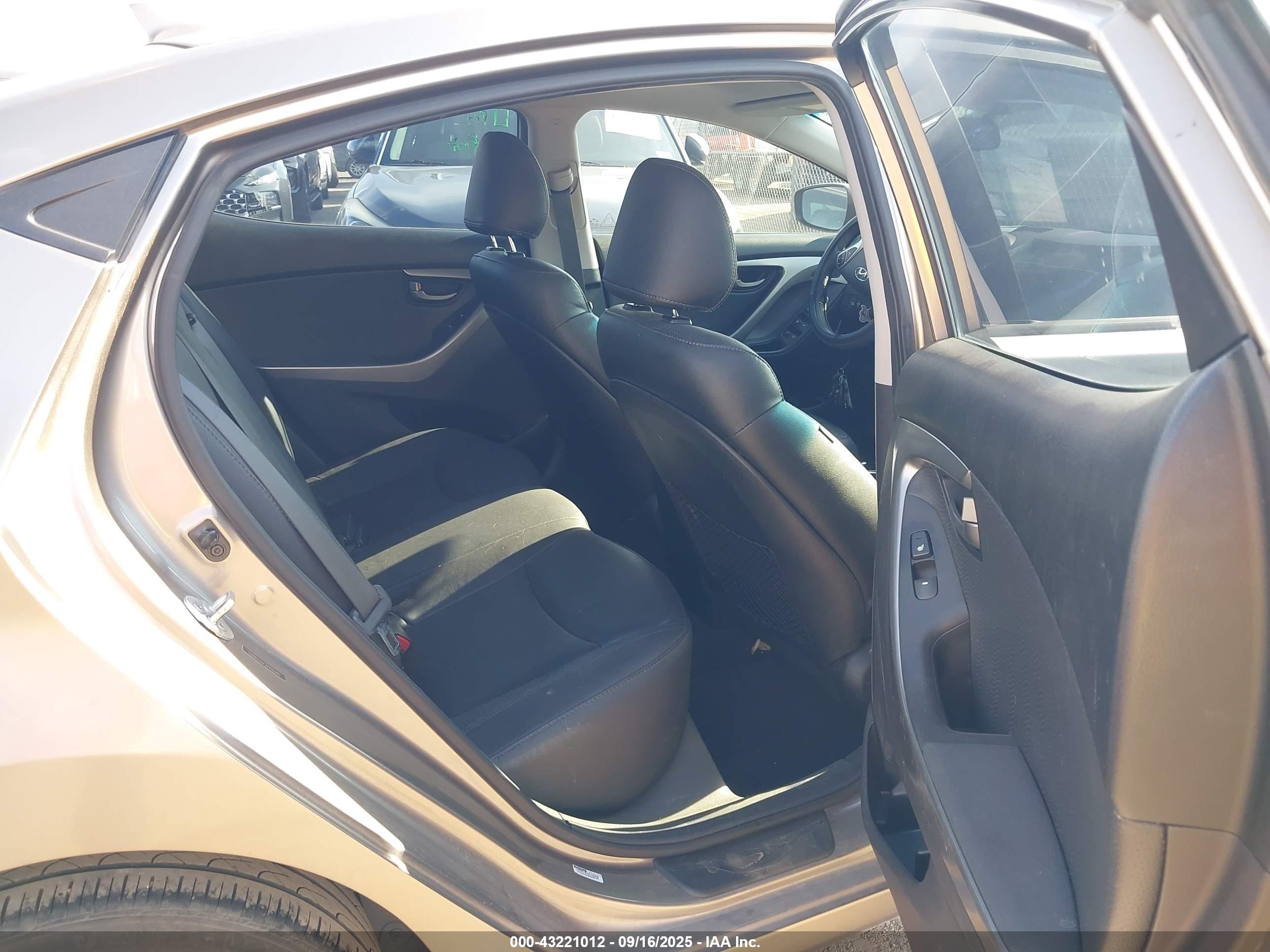HYUNDAI ELANTRA image 8