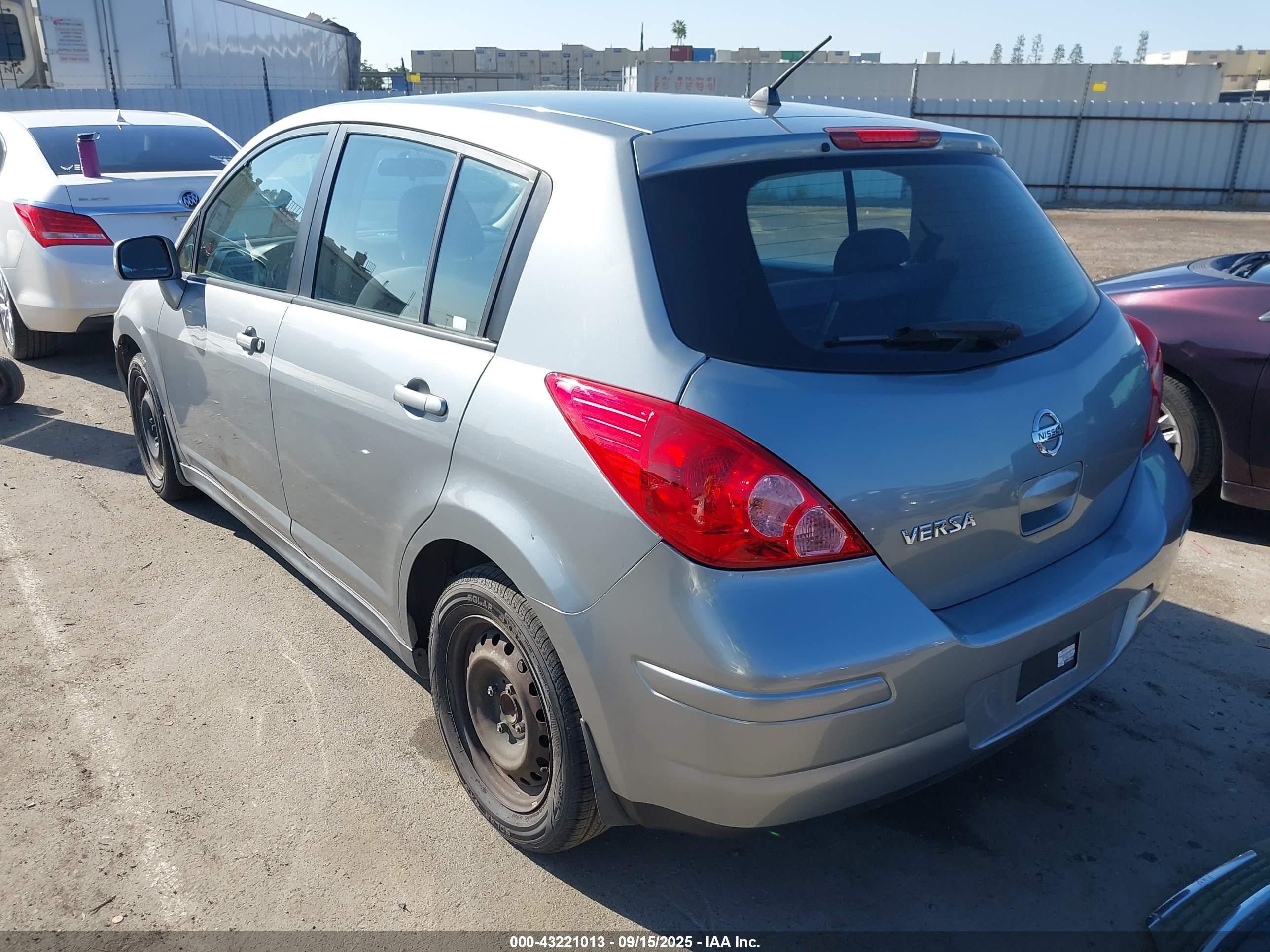 NISSAN VERSA image 3