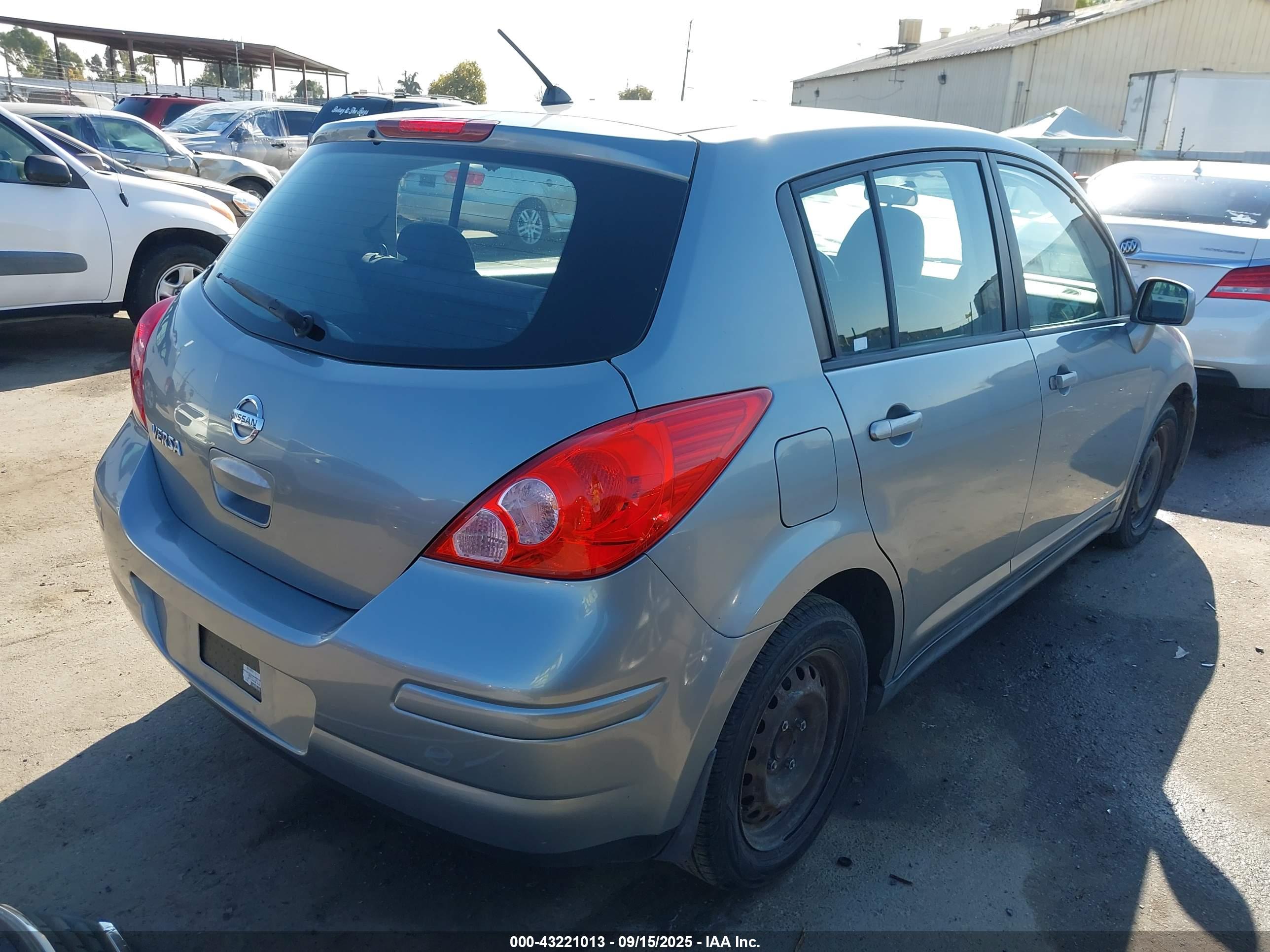 NISSAN VERSA image 4