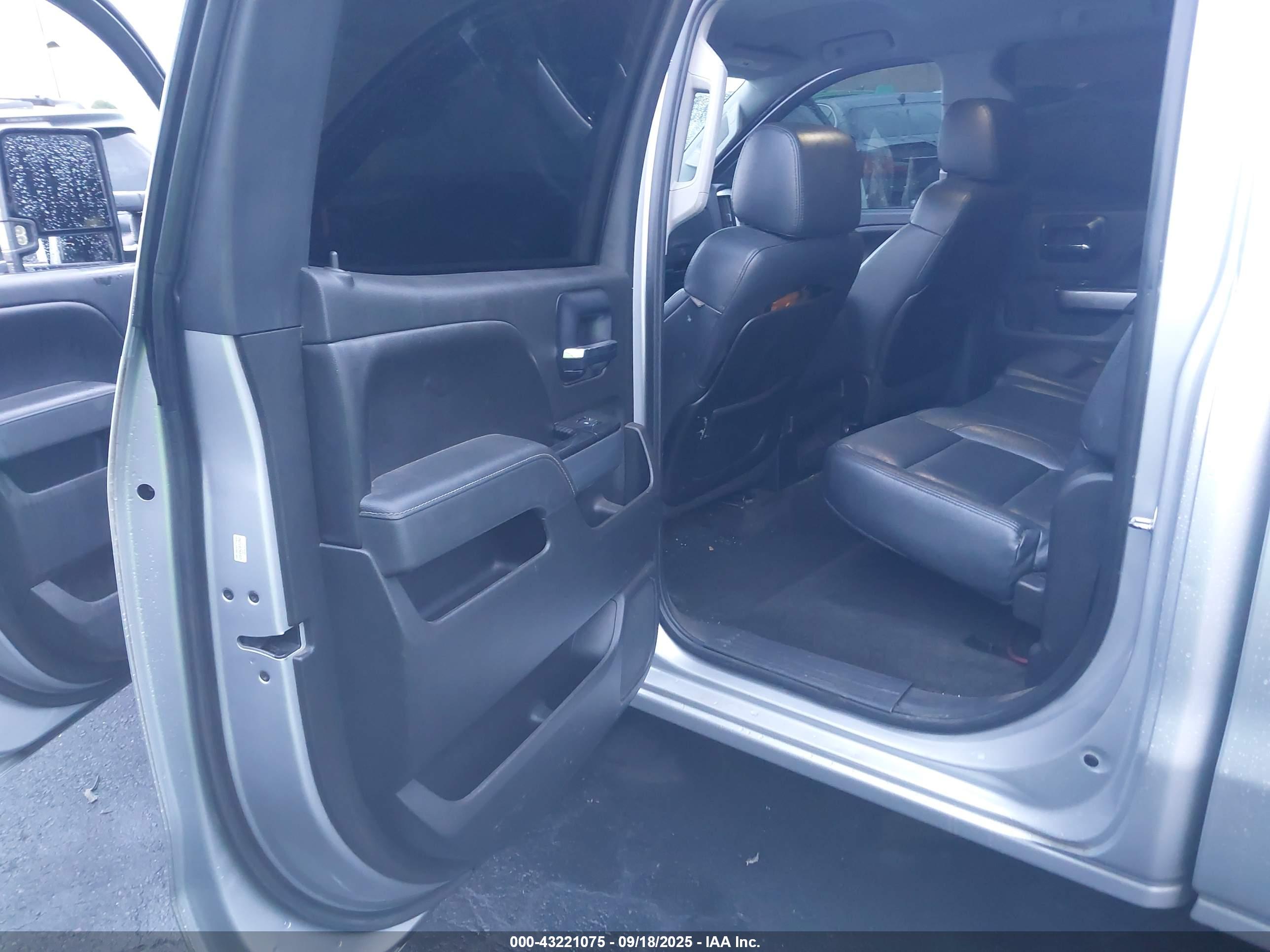 CHEVROLET SILVERADO image 8