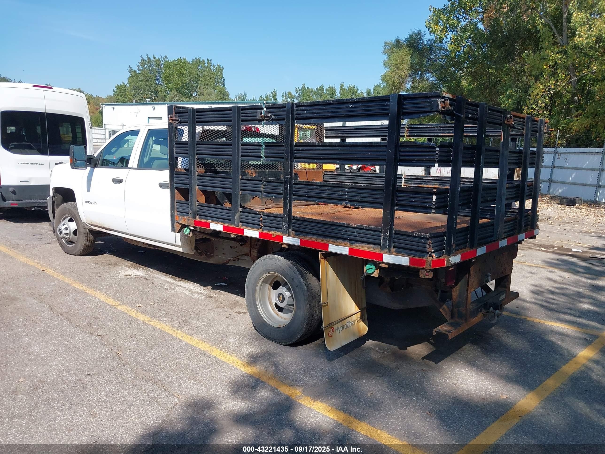 CHEVROLET SILVERADO image 3
