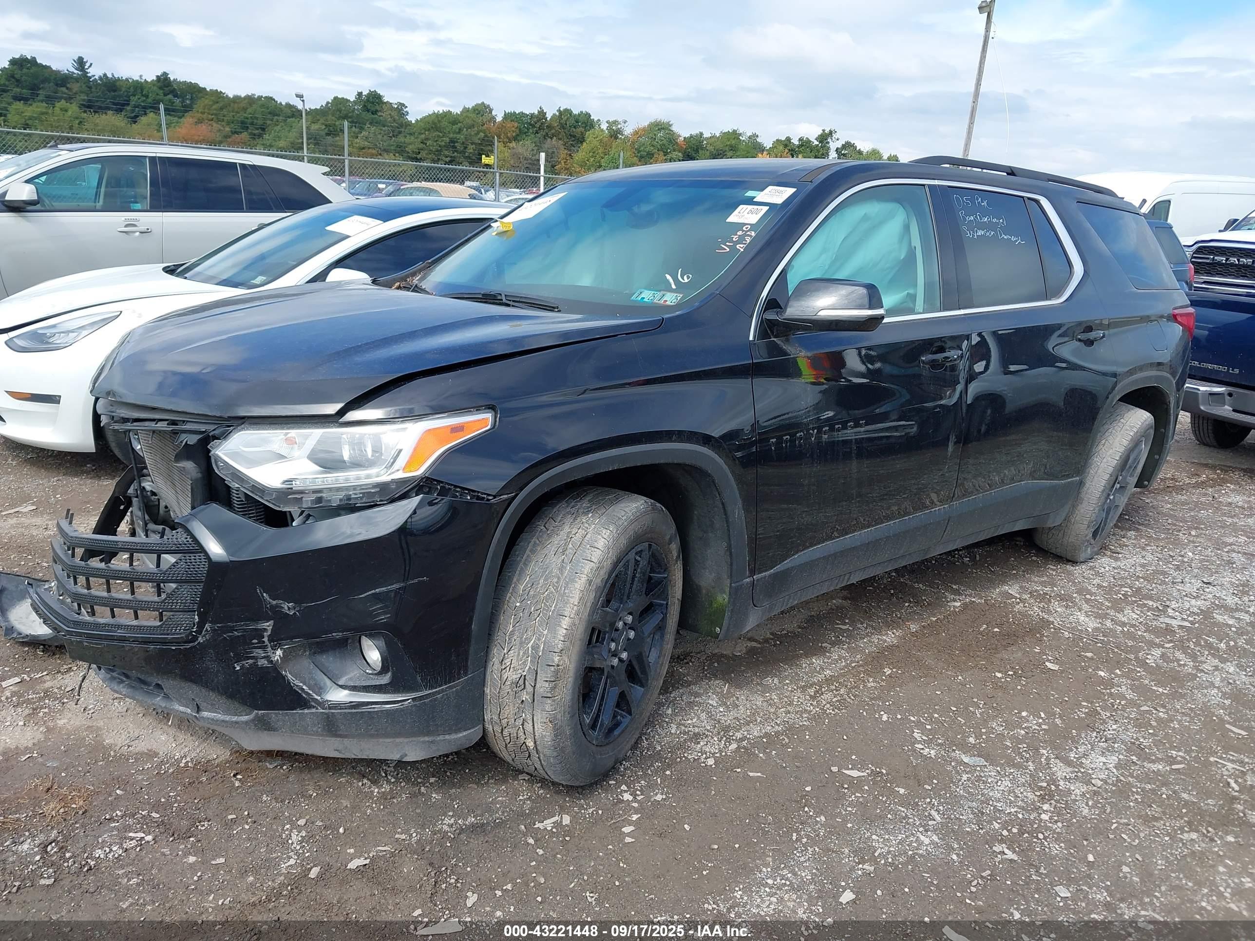 CHEVROLET TRAVERSE image 2