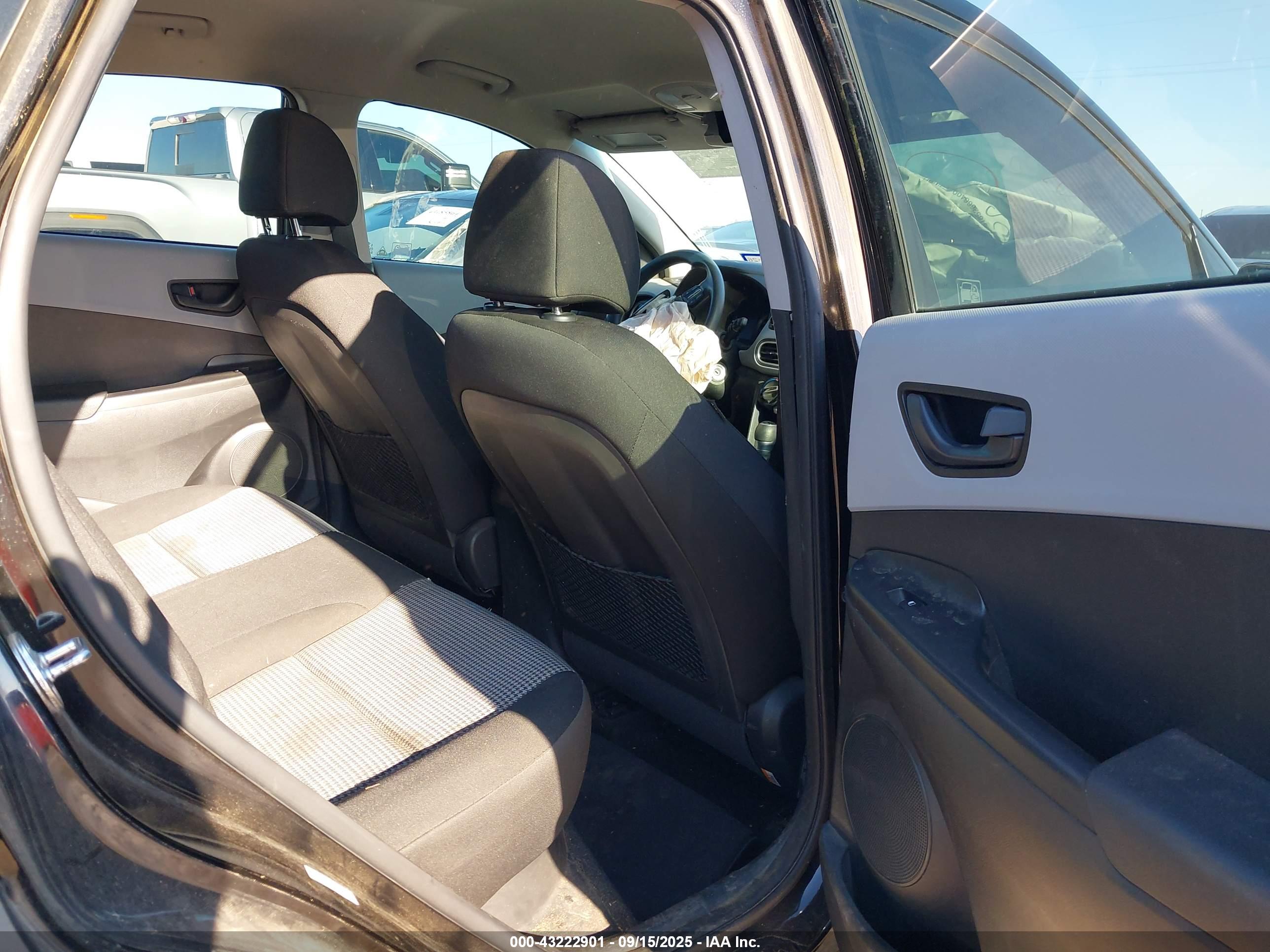 HYUNDAI KONA image 8