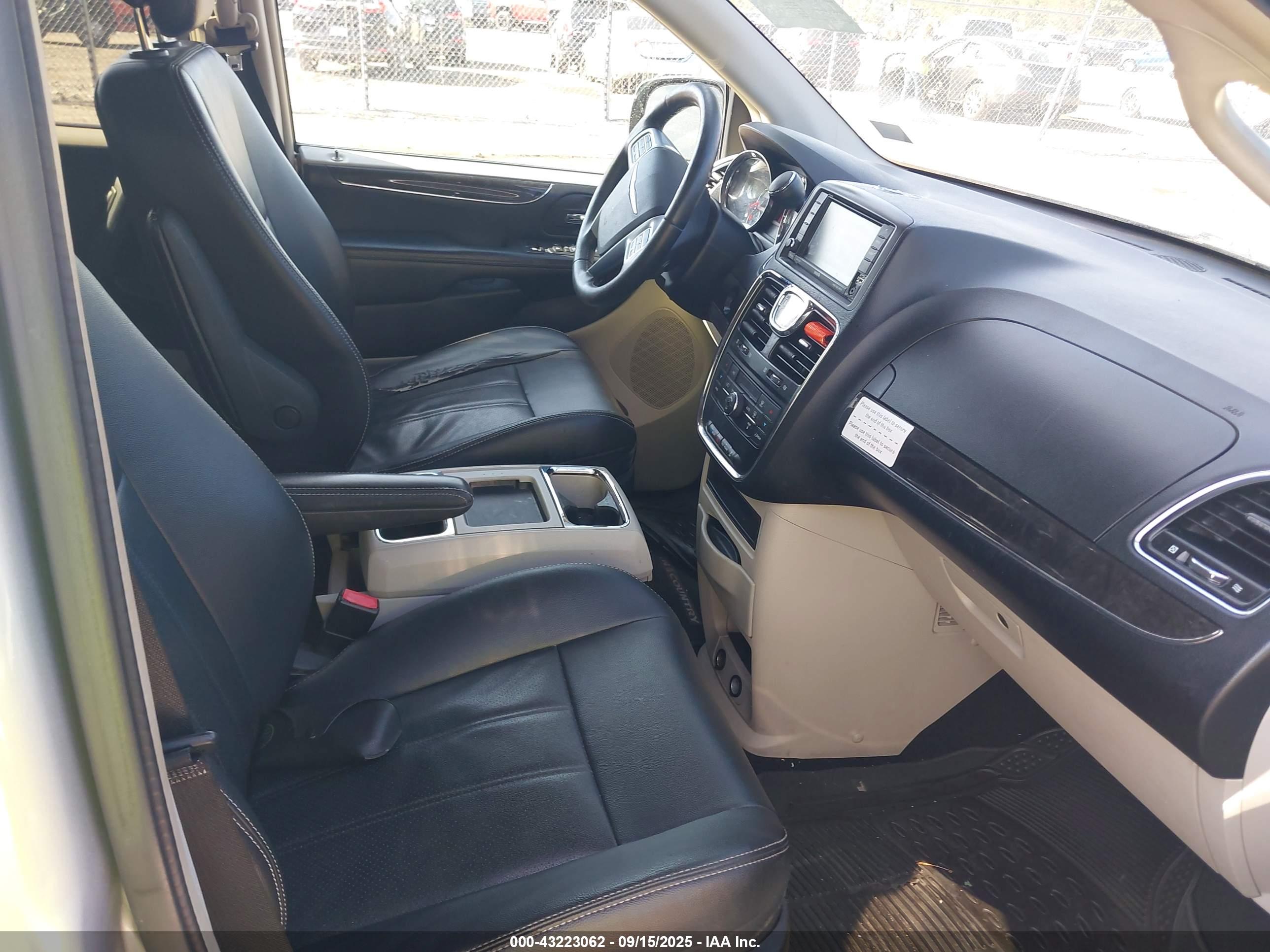 CHRYSLER TOWN image 5