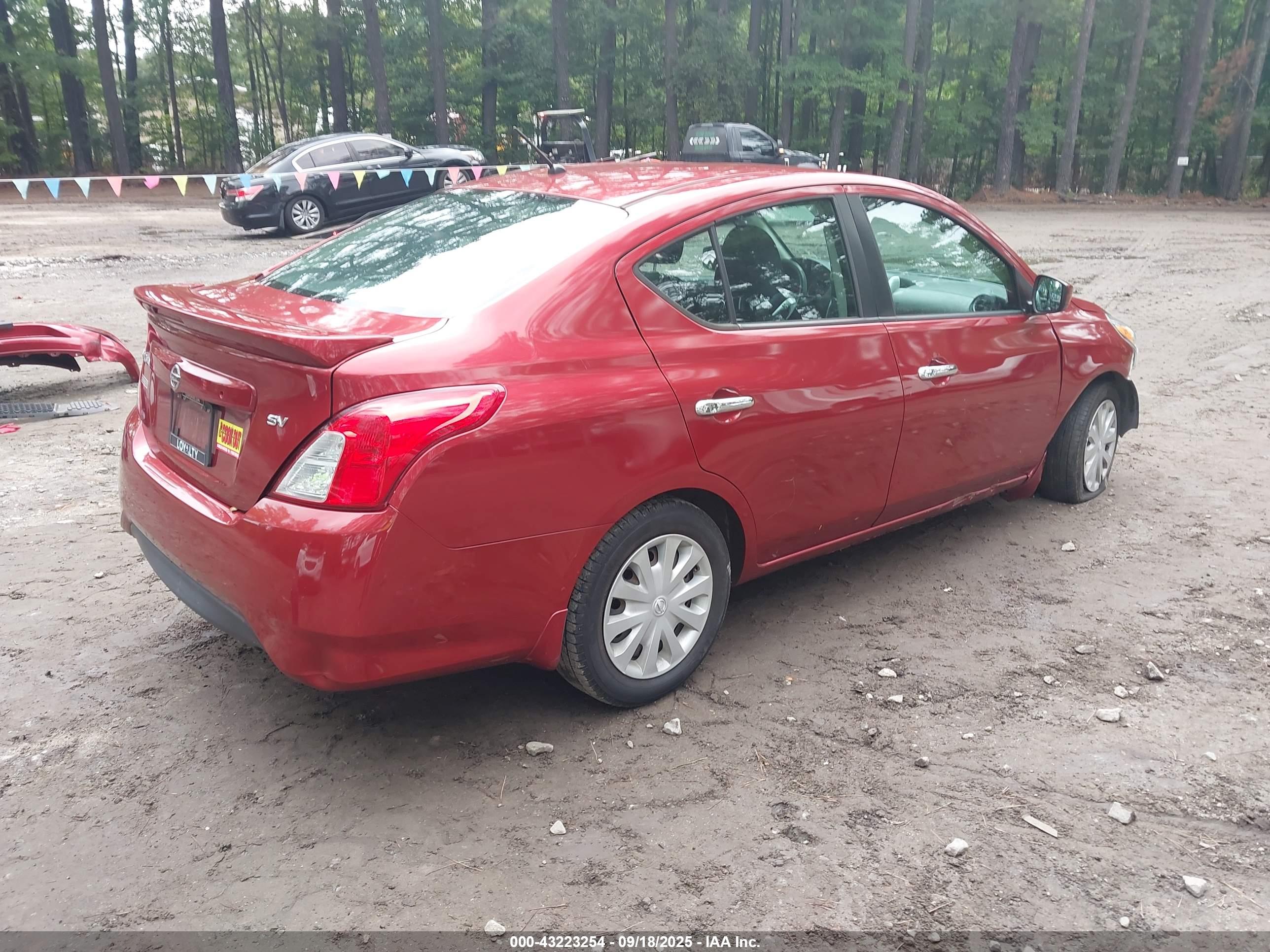 NISSAN VERSA image 4