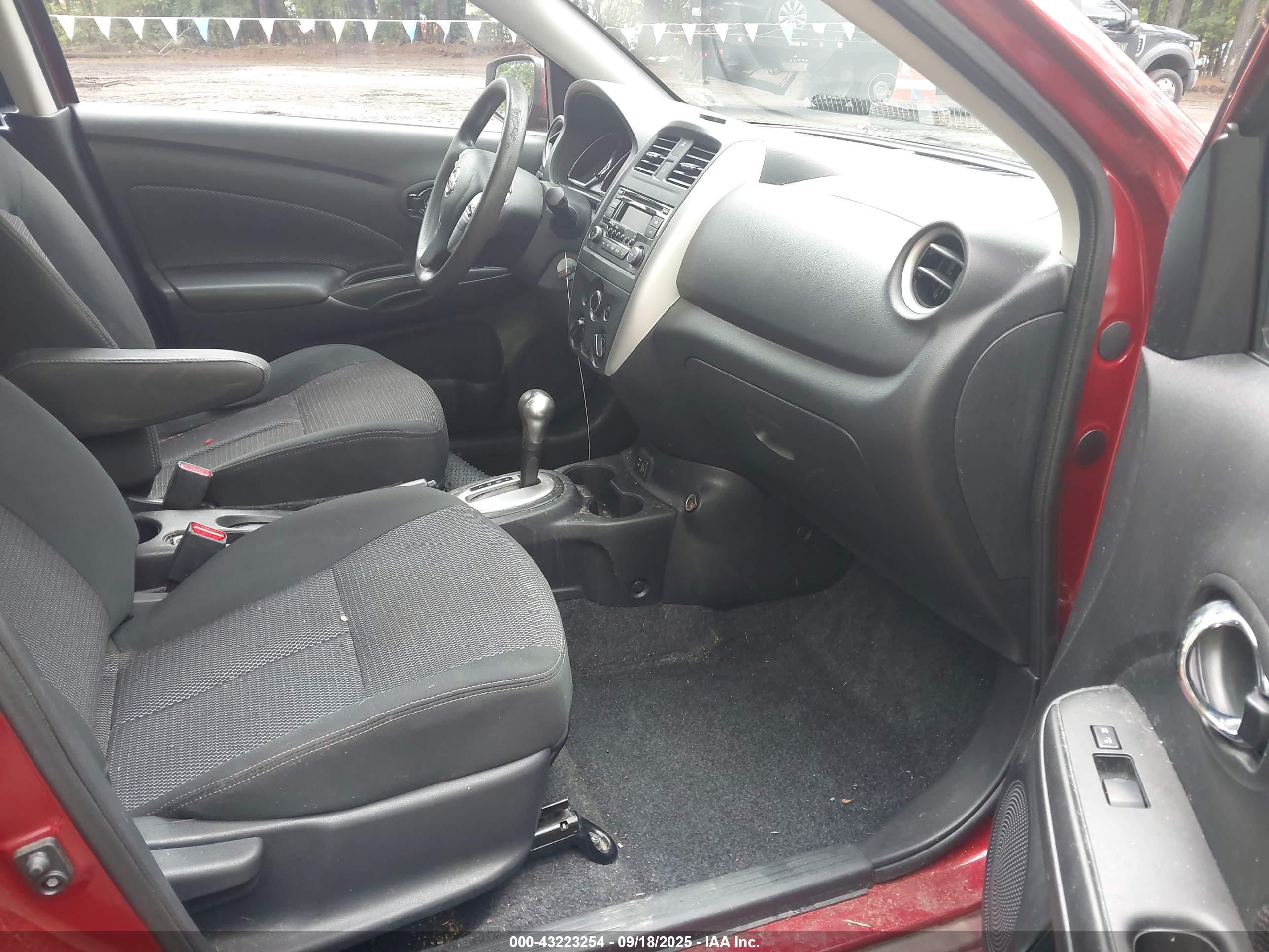 NISSAN VERSA image 5