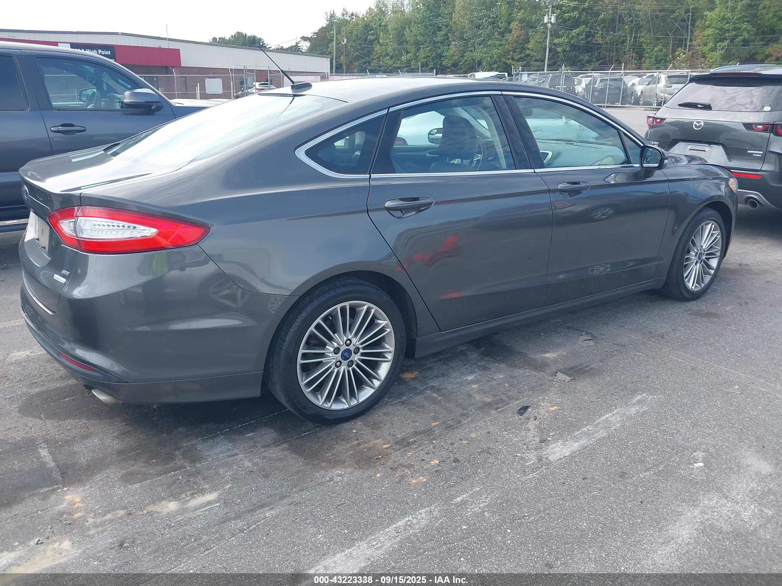 FORD FUSION image 4
