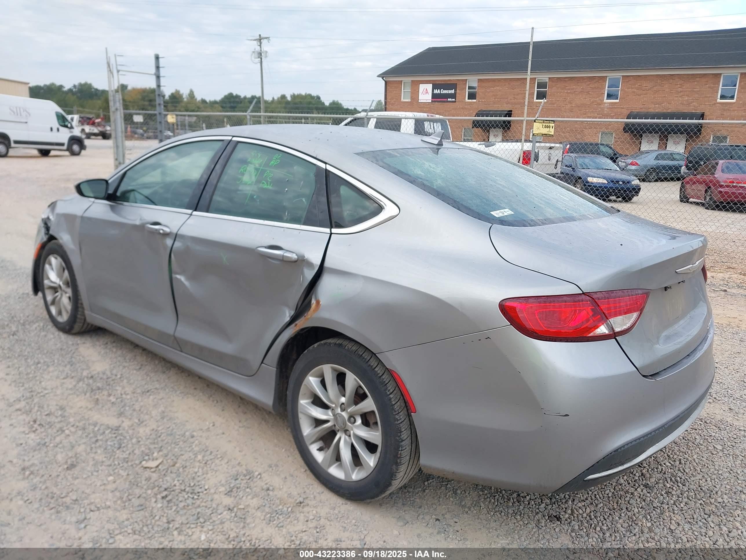 CHRYSLER 200 image 3