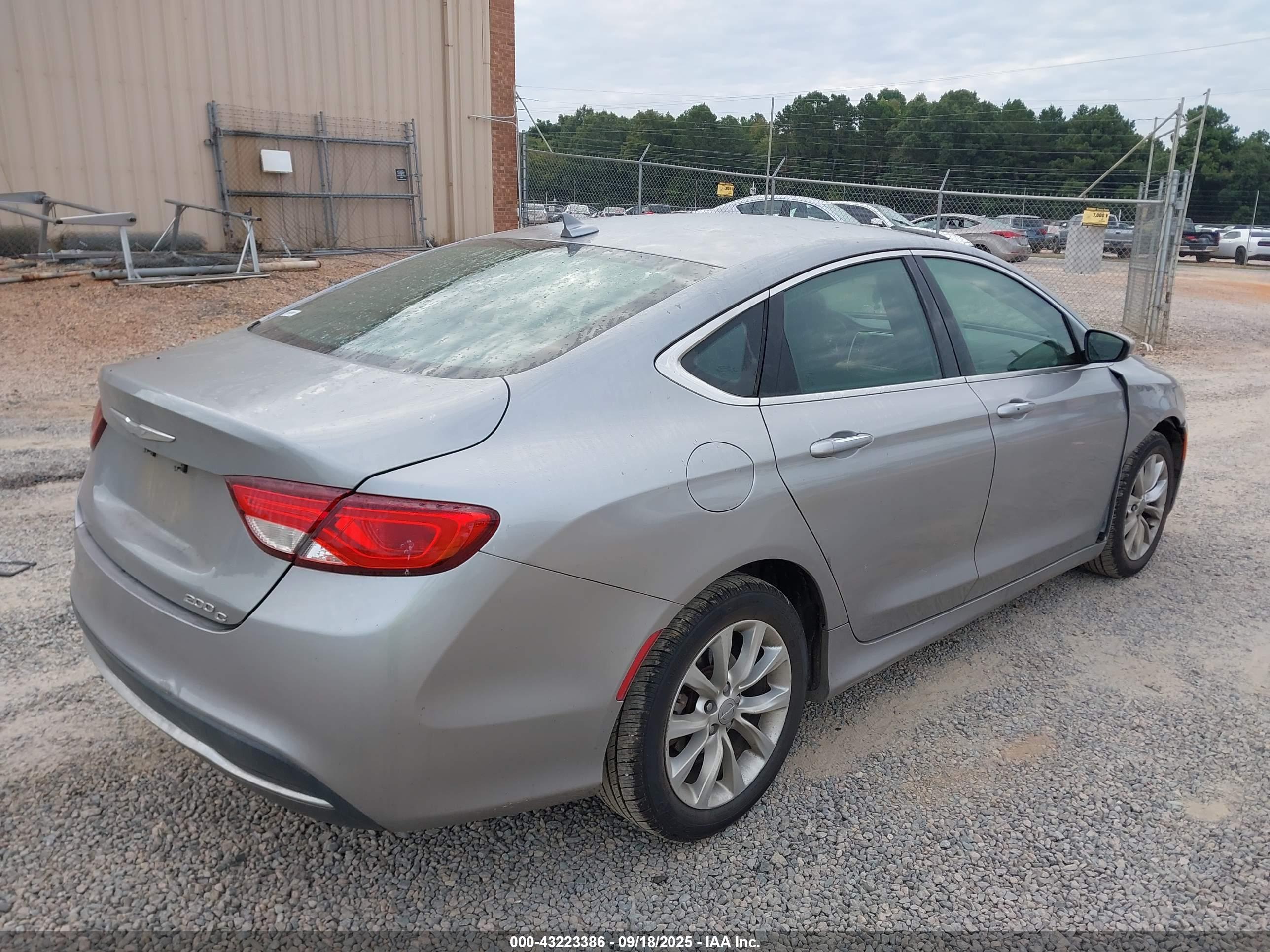 CHRYSLER 200 image 4