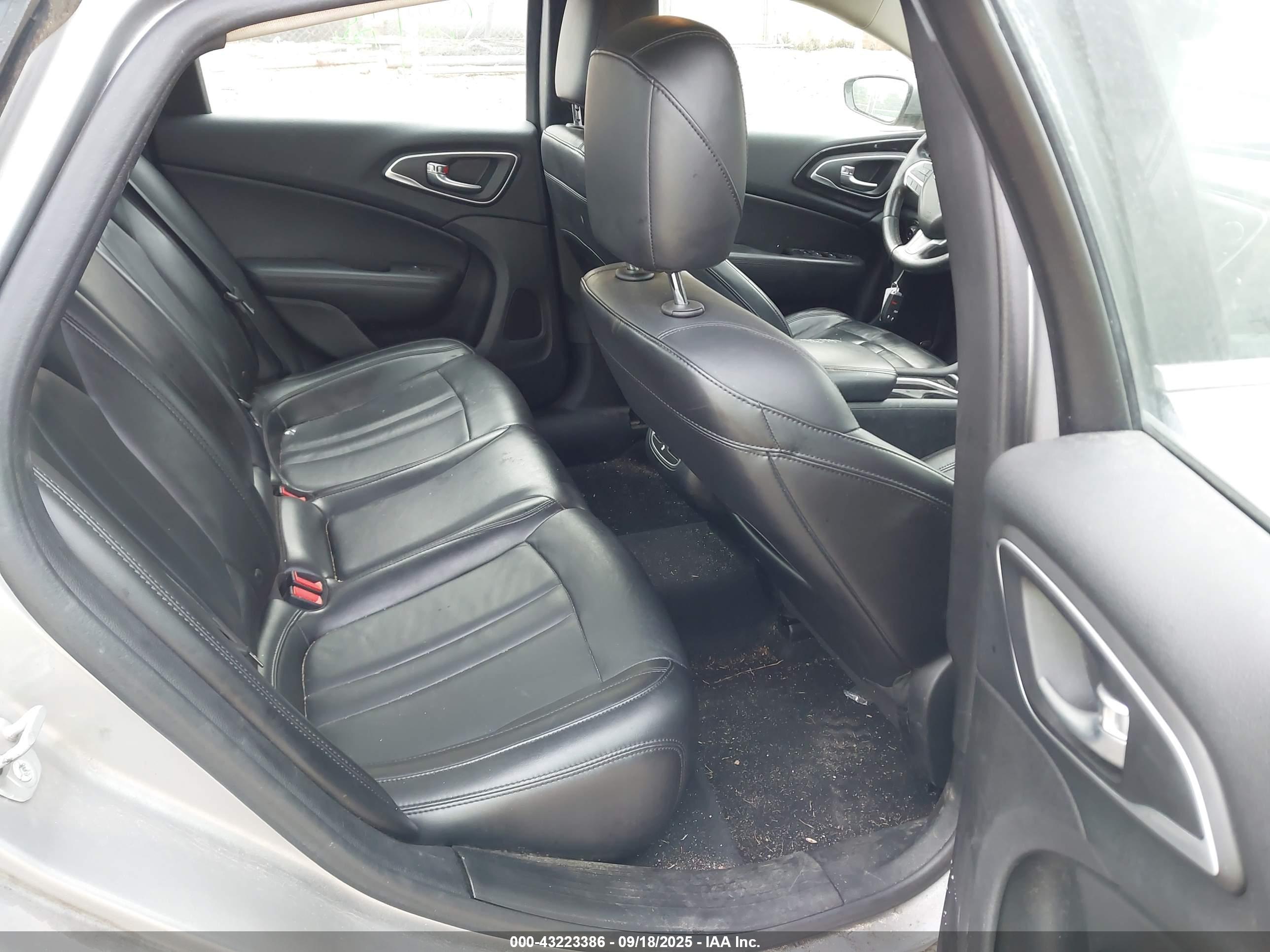 CHRYSLER 200 image 8