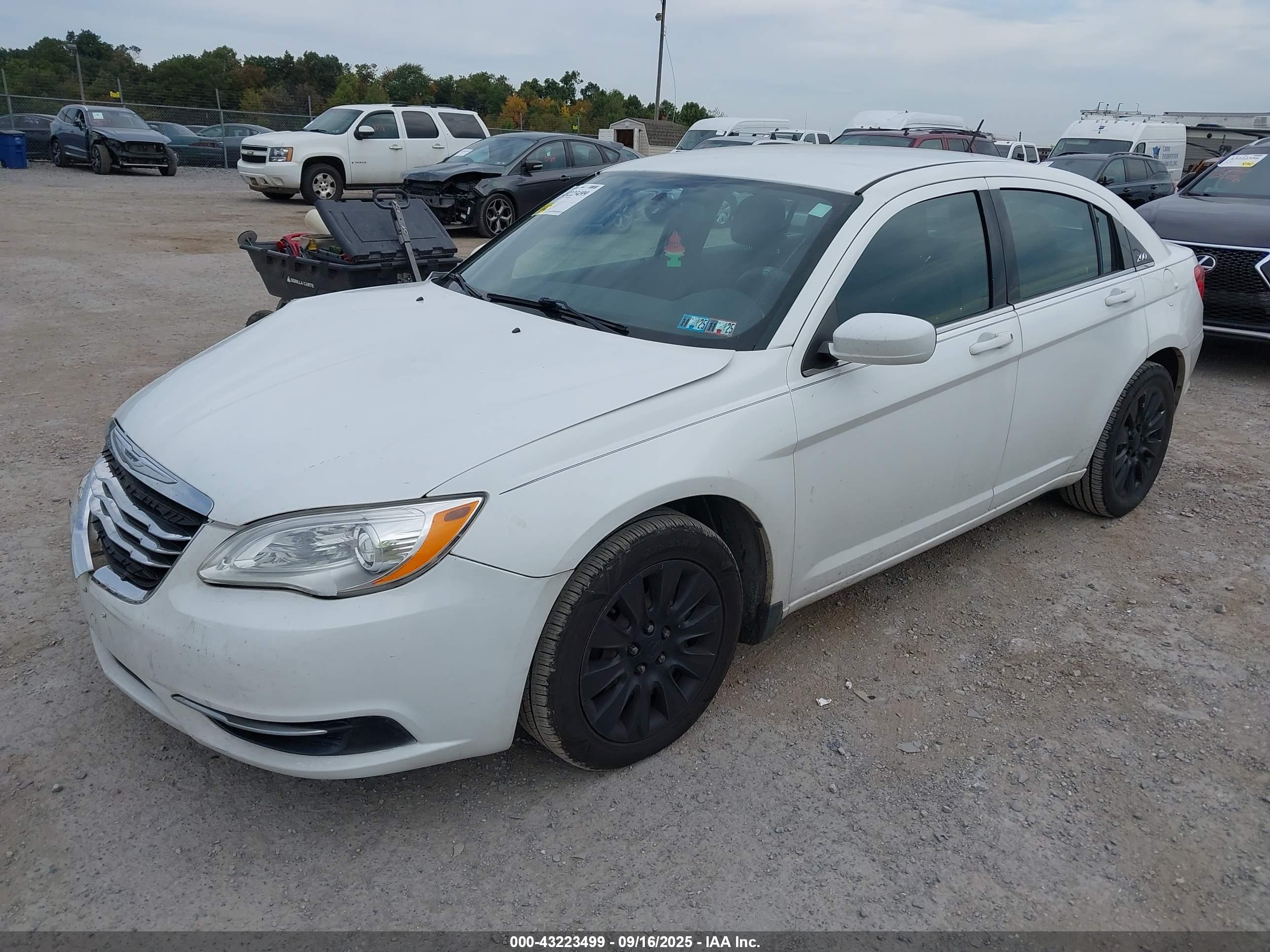 CHRYSLER 200 image 2