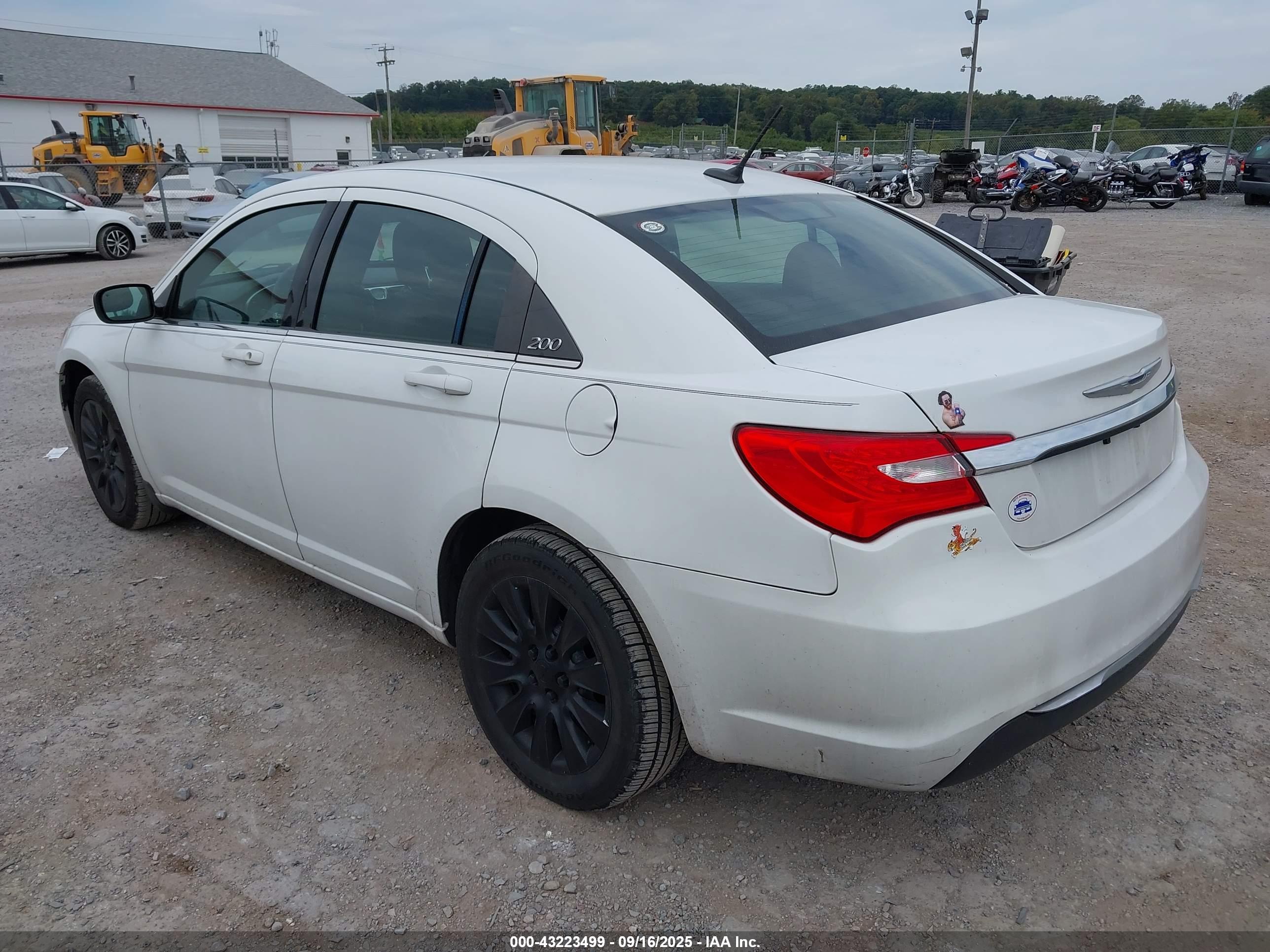 CHRYSLER 200 image 3