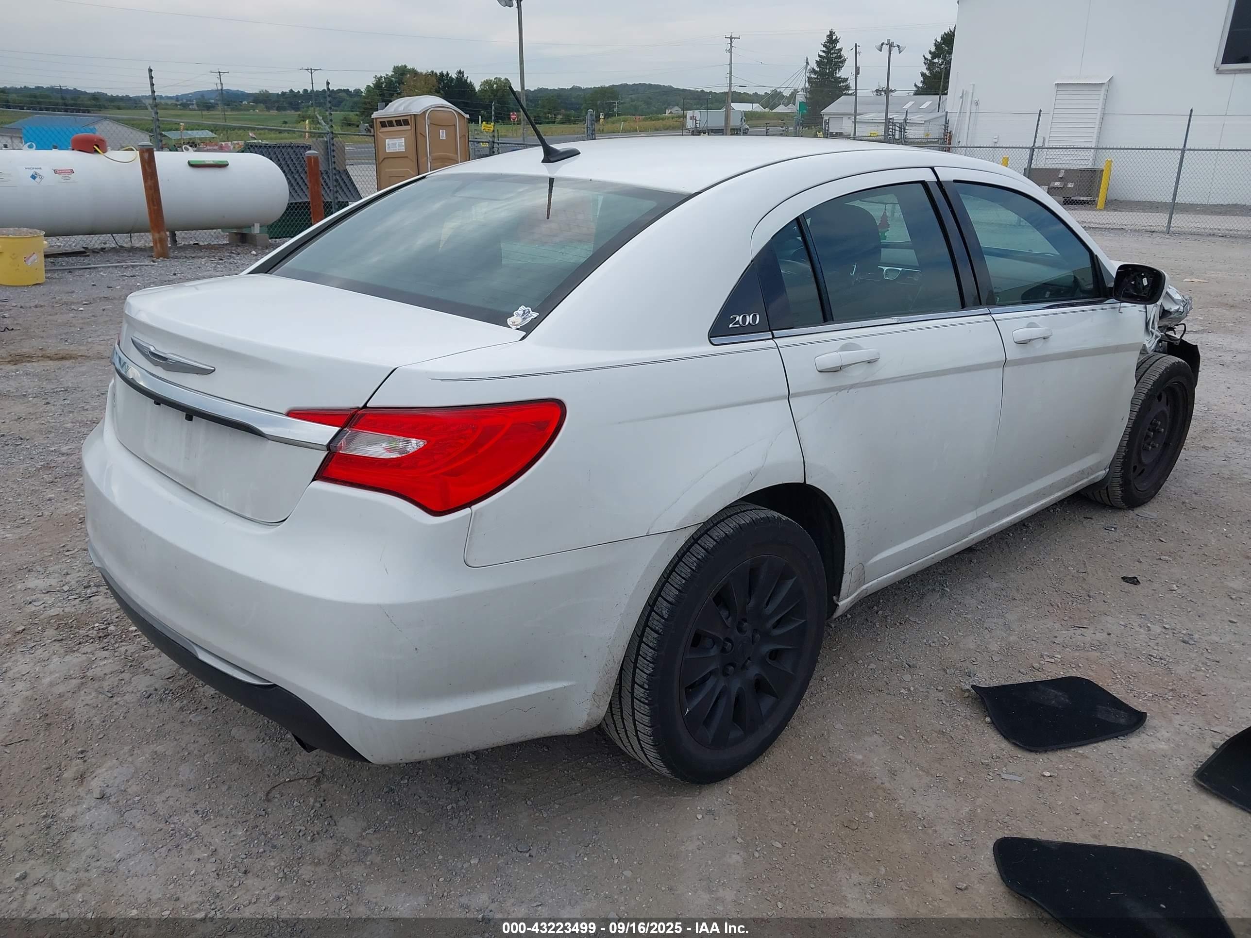 CHRYSLER 200 image 4