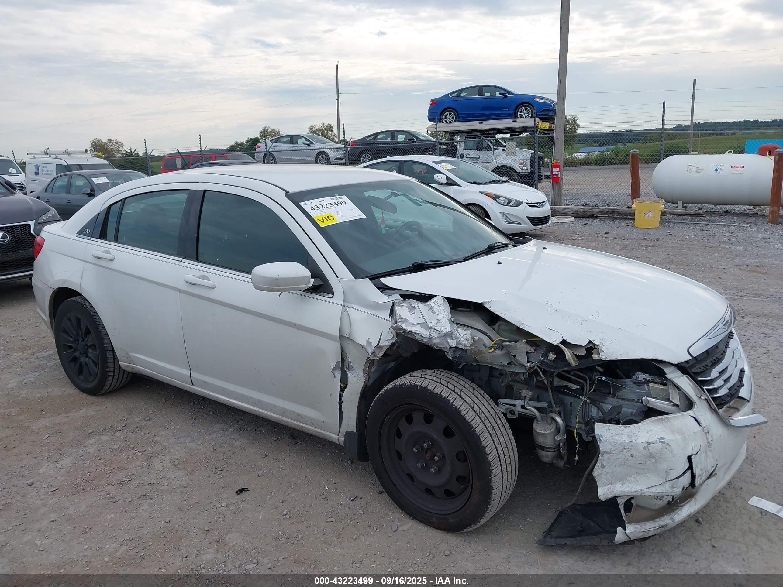 CHRYSLER 200 image 6