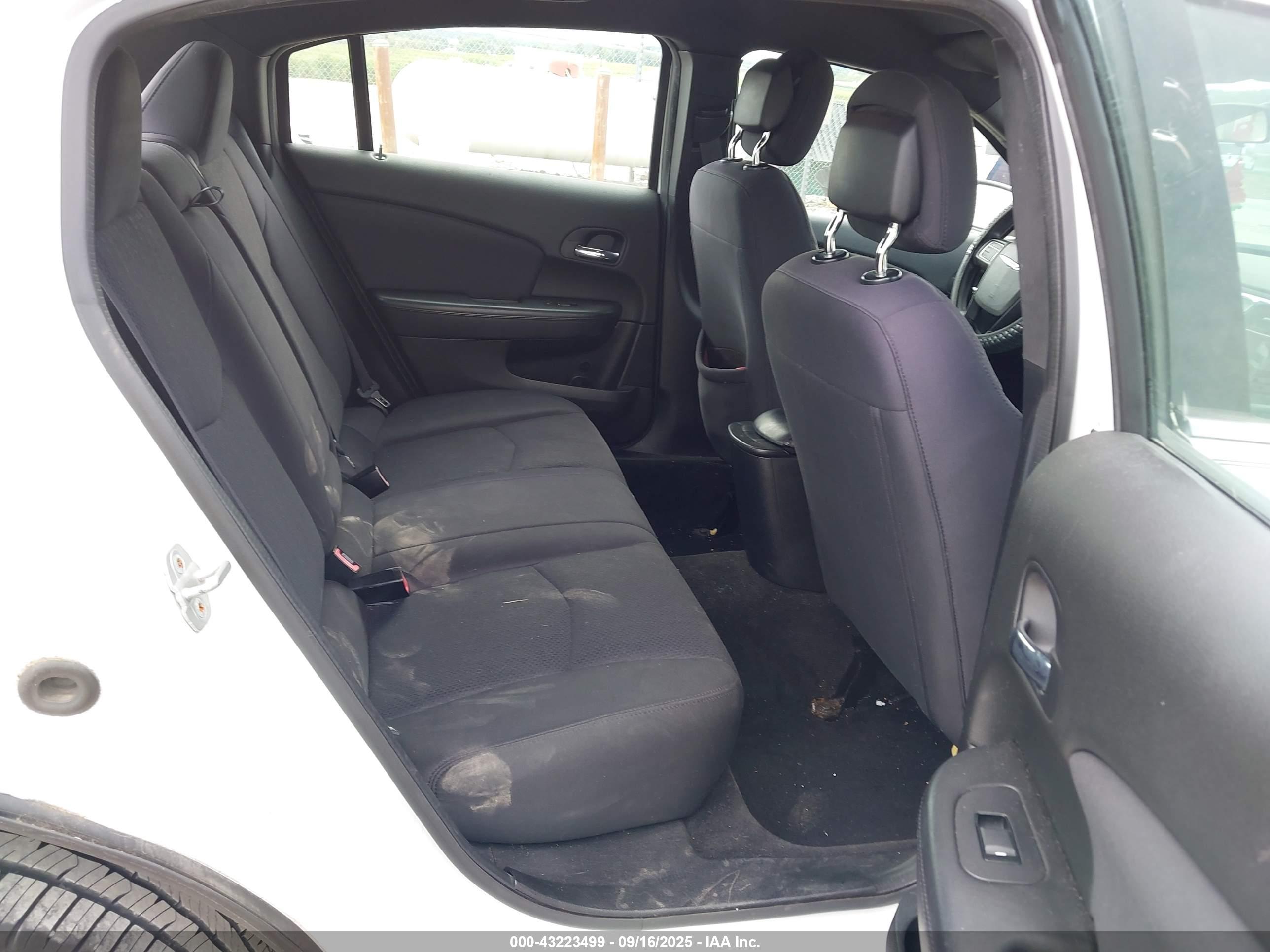 CHRYSLER 200 image 8
