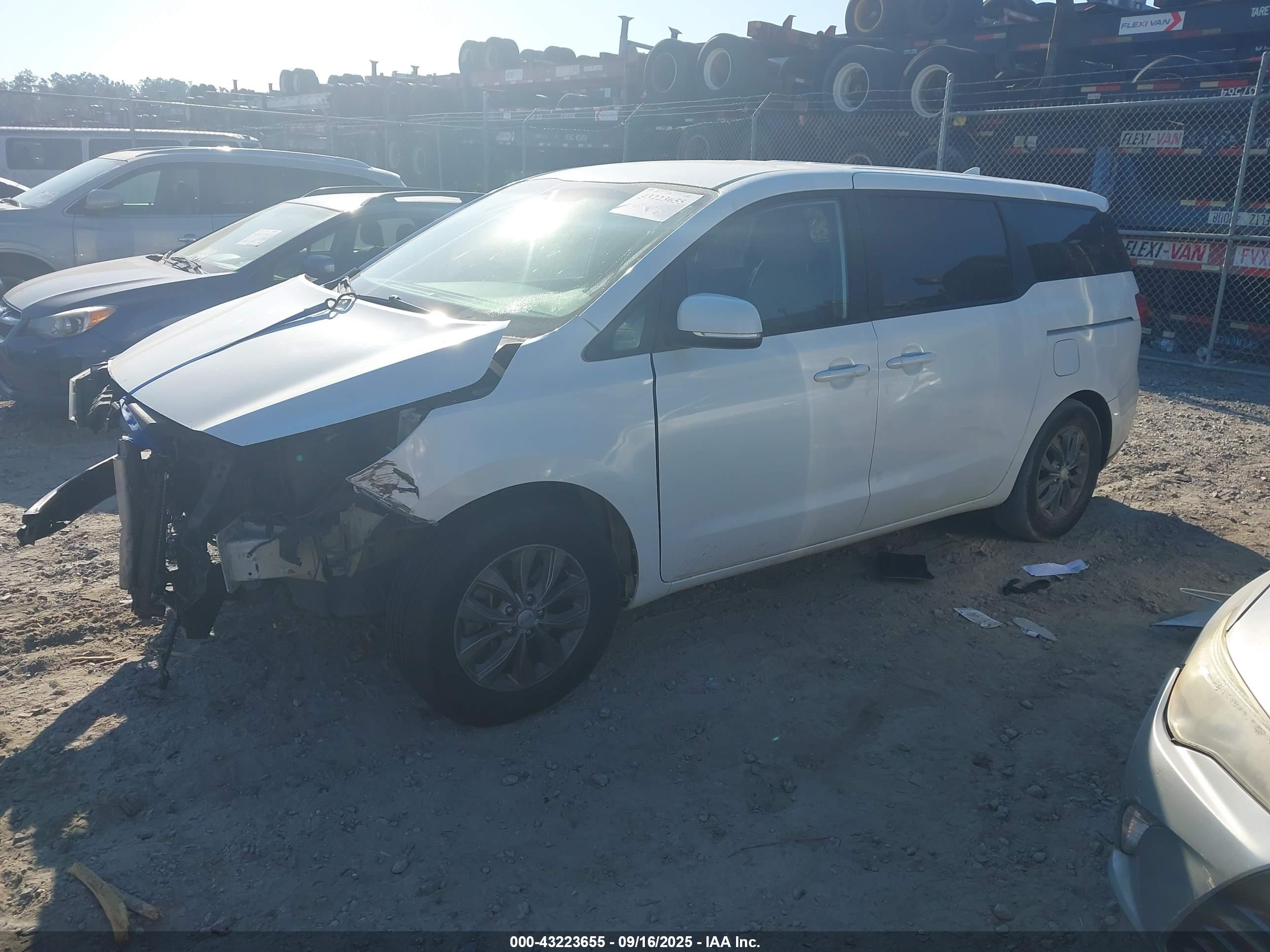KIA SEDONA image 2