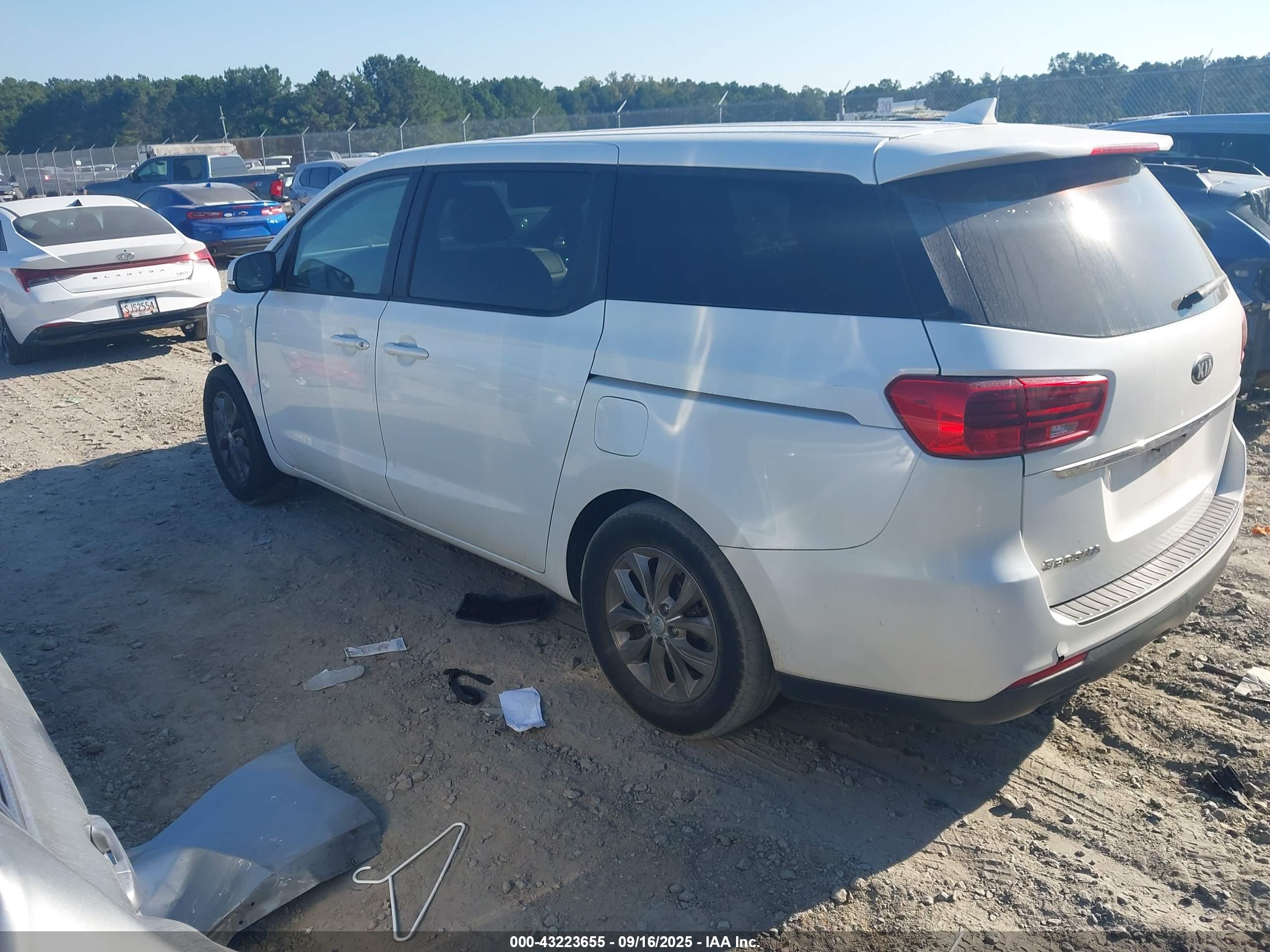 KIA SEDONA image 3