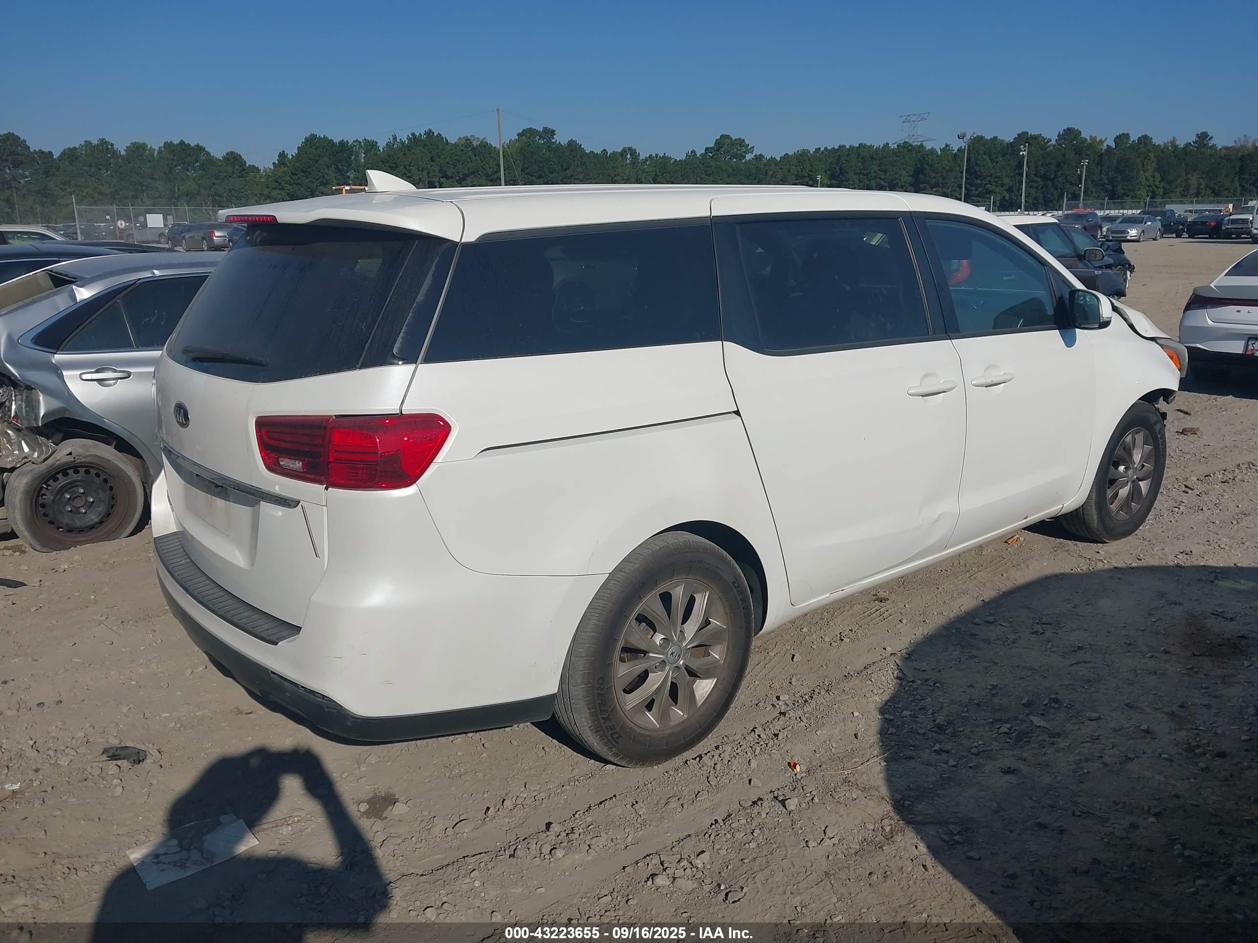 KIA SEDONA image 4