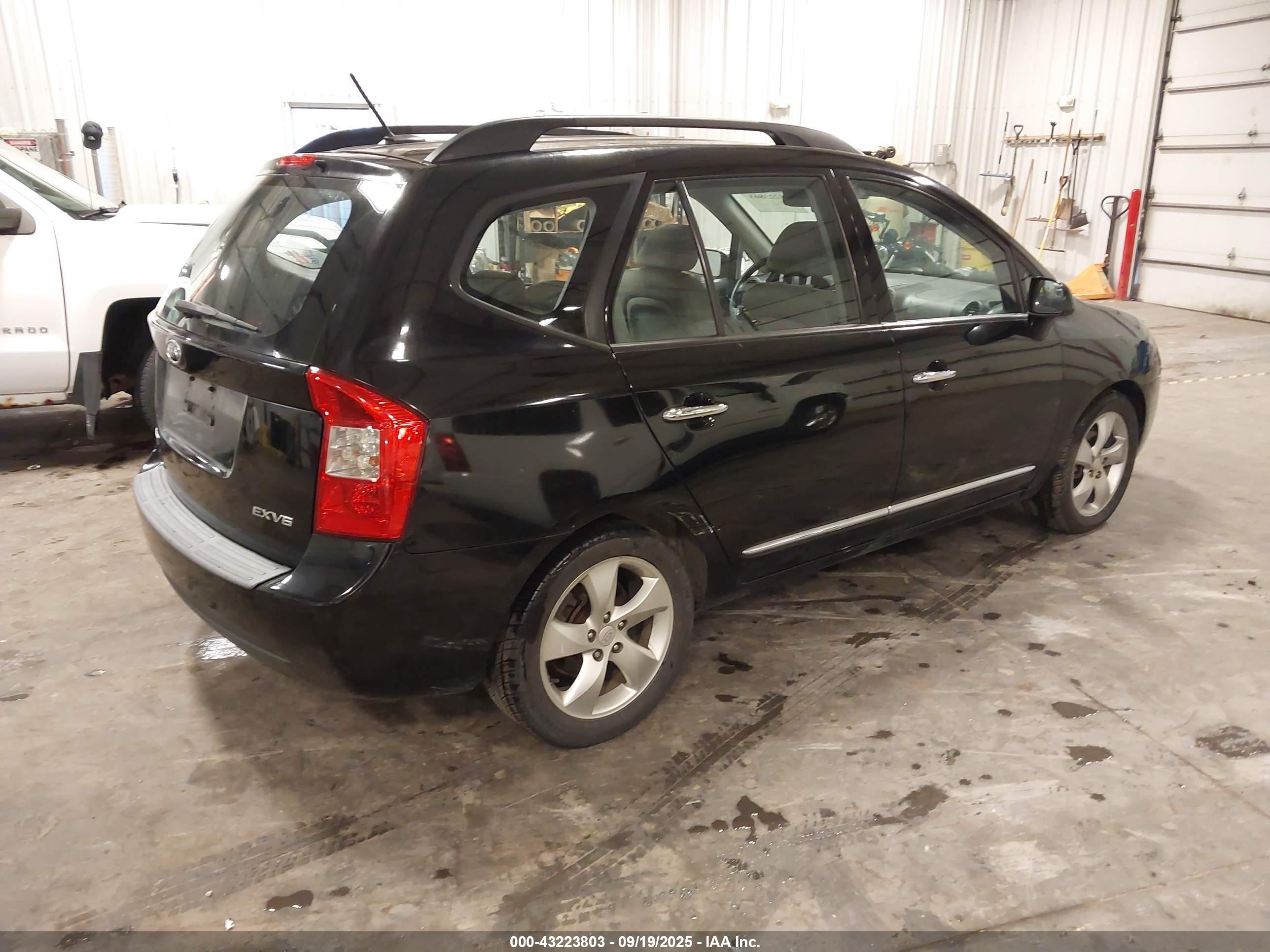 KIA RONDO image 4