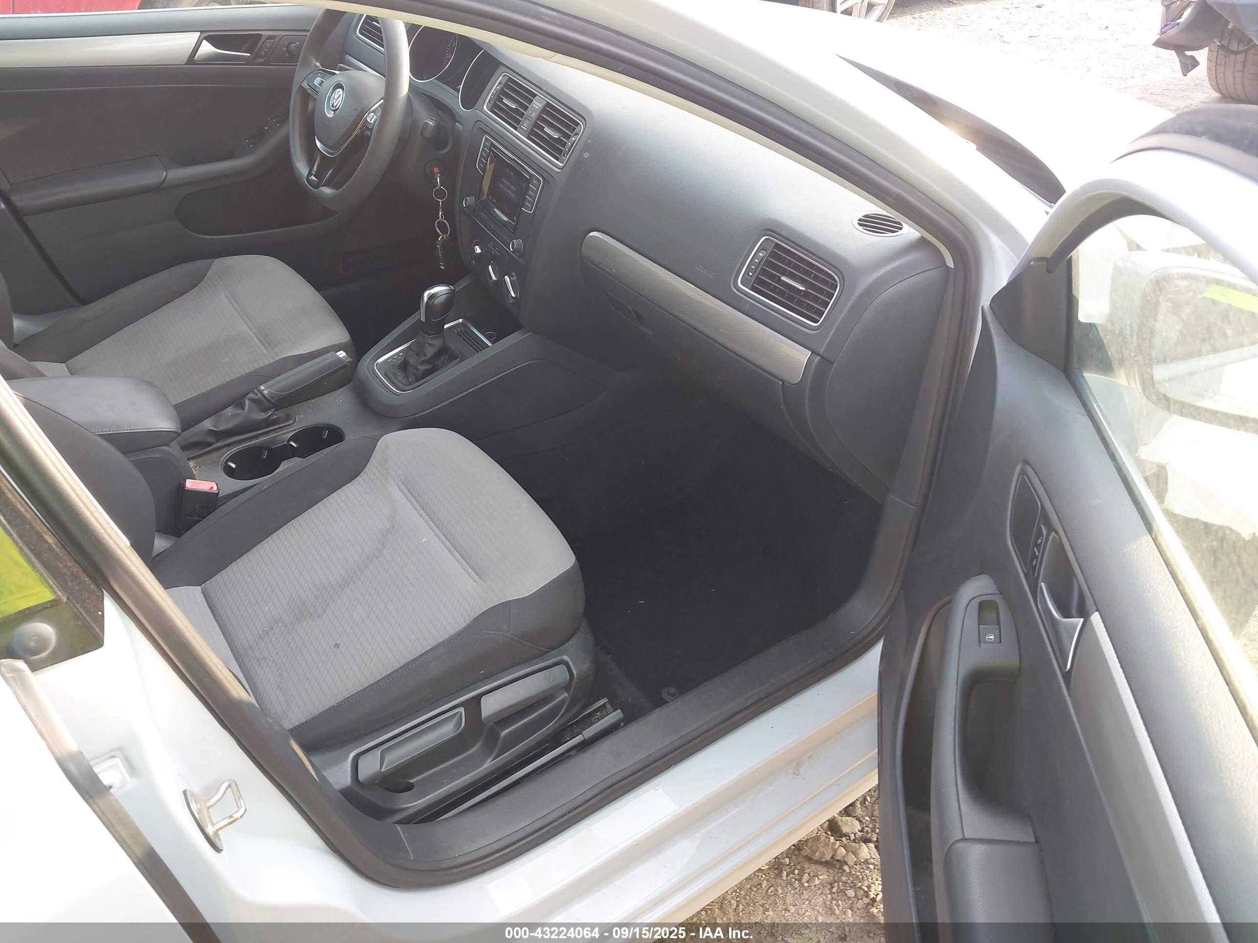 VOLKSWAGEN JETTA image 5