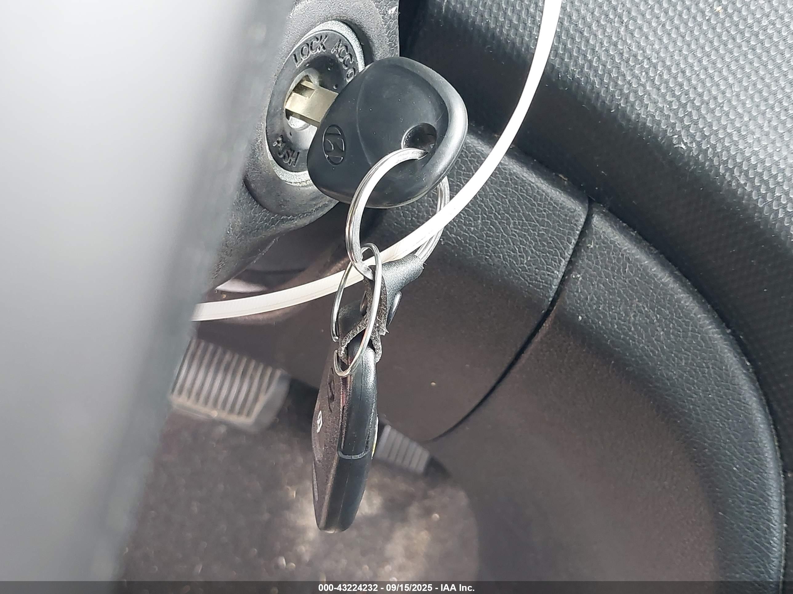 HYUNDAI ACCENT image 11