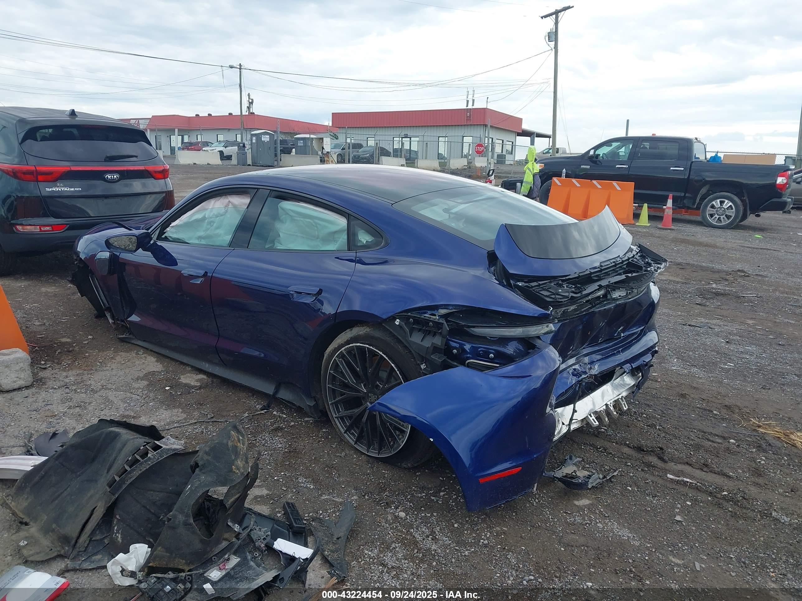 PORSCHE TAYCAN image 3