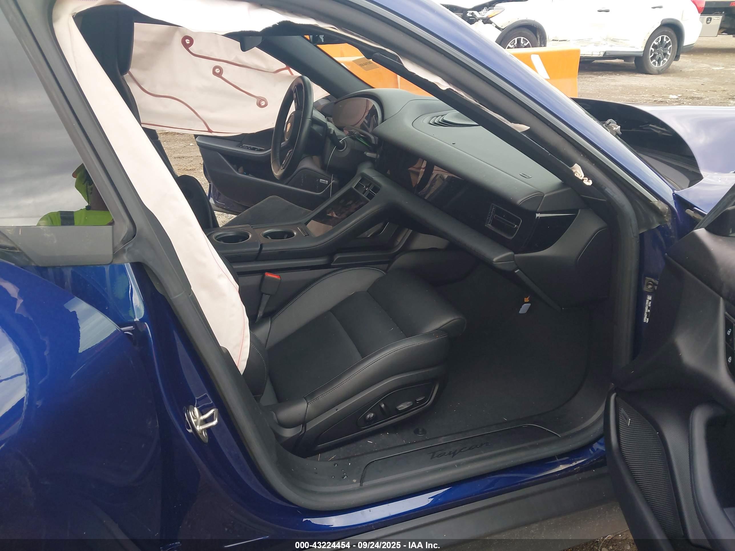 PORSCHE TAYCAN image 5