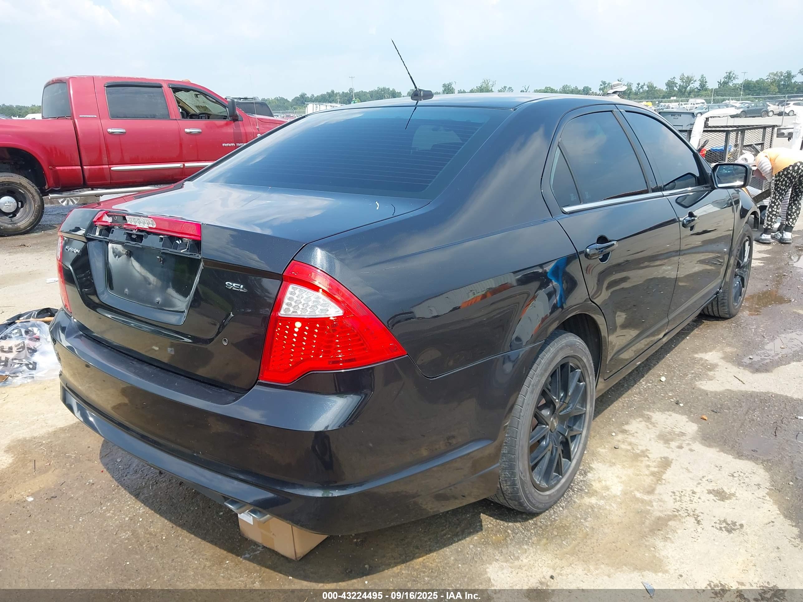 FORD FUSION image 4