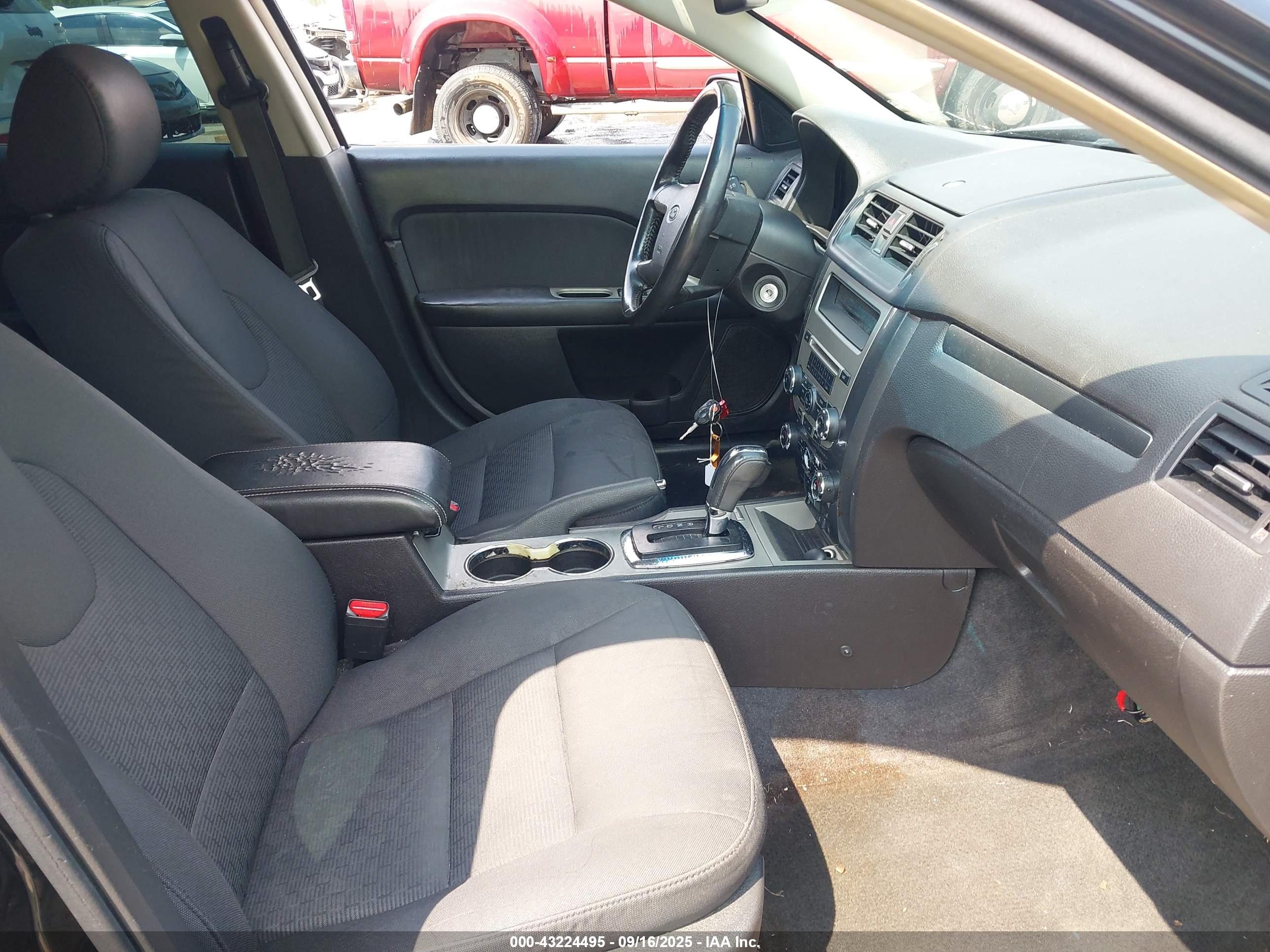 FORD FUSION image 5