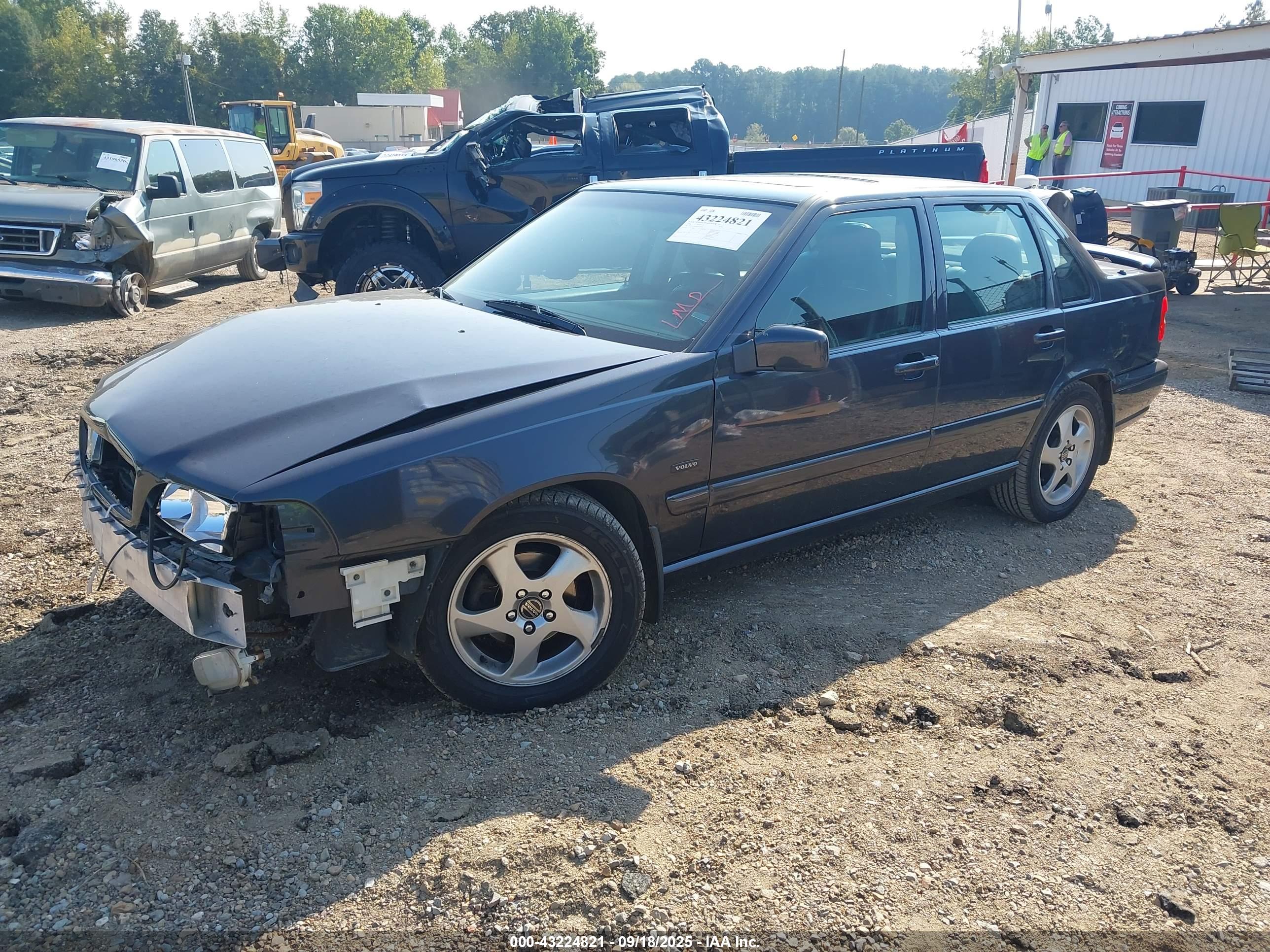 VOLVO S70 image 2