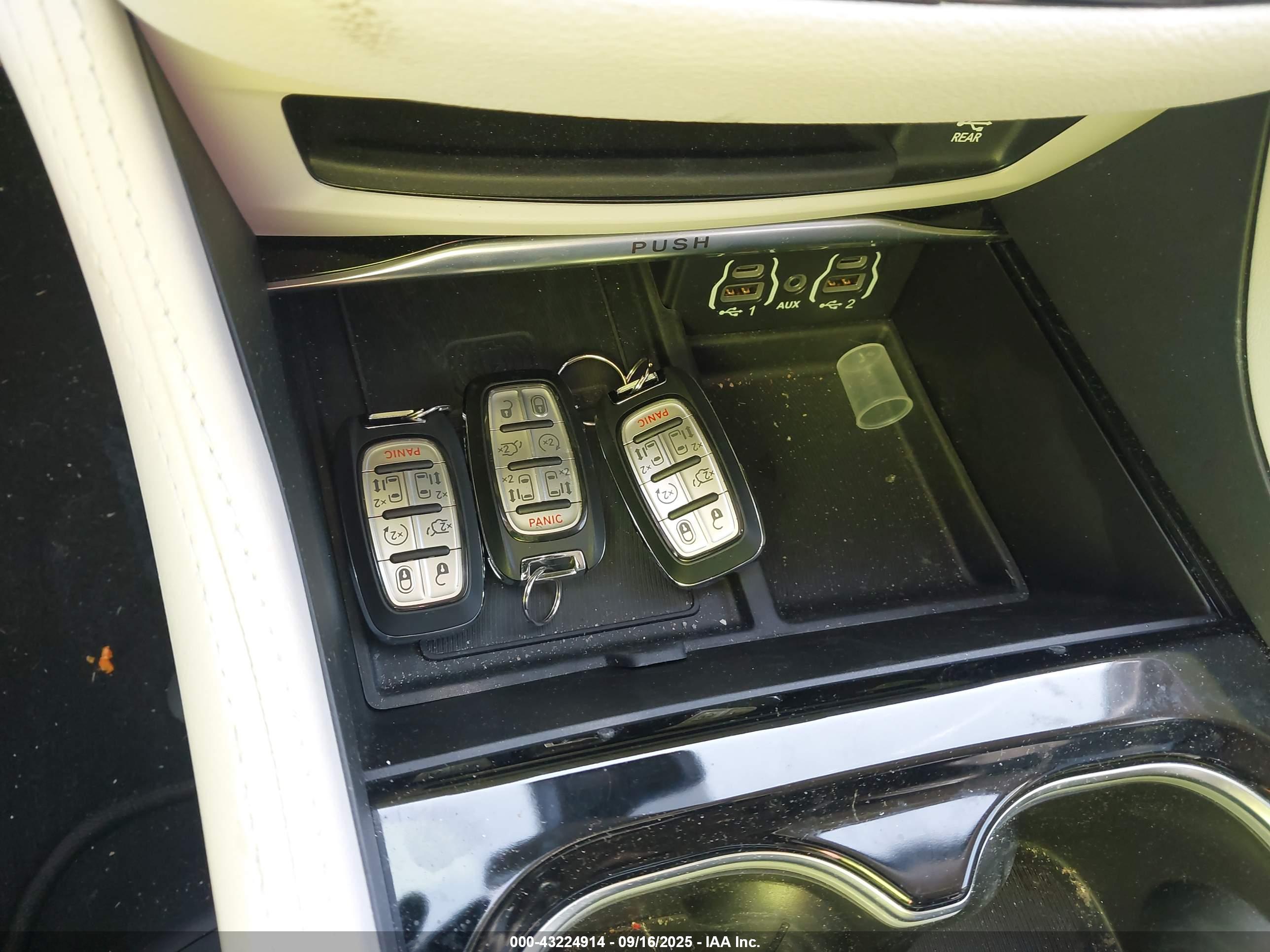 CHRYSLER PACIFICA image 11