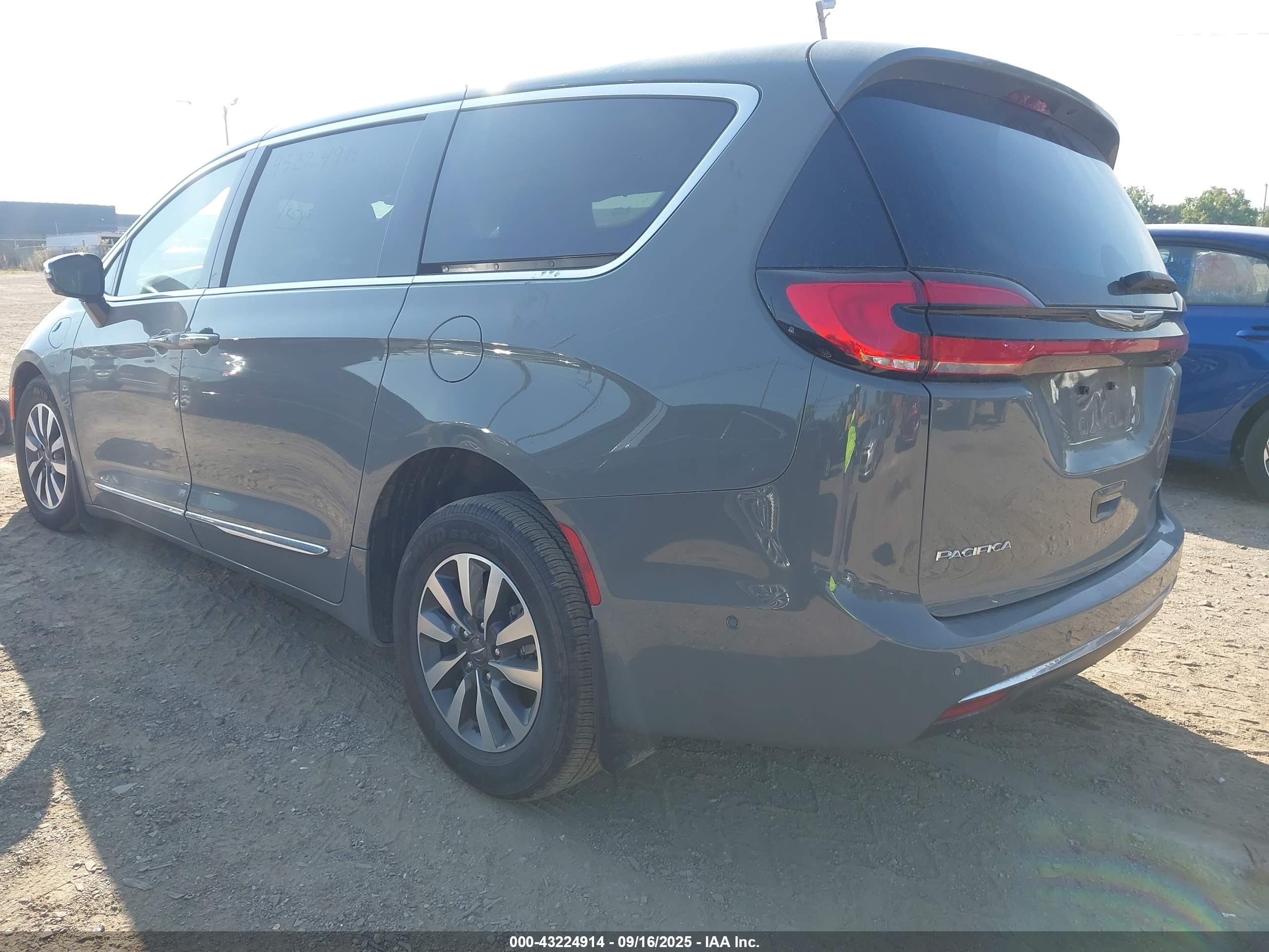 CHRYSLER PACIFICA image 3