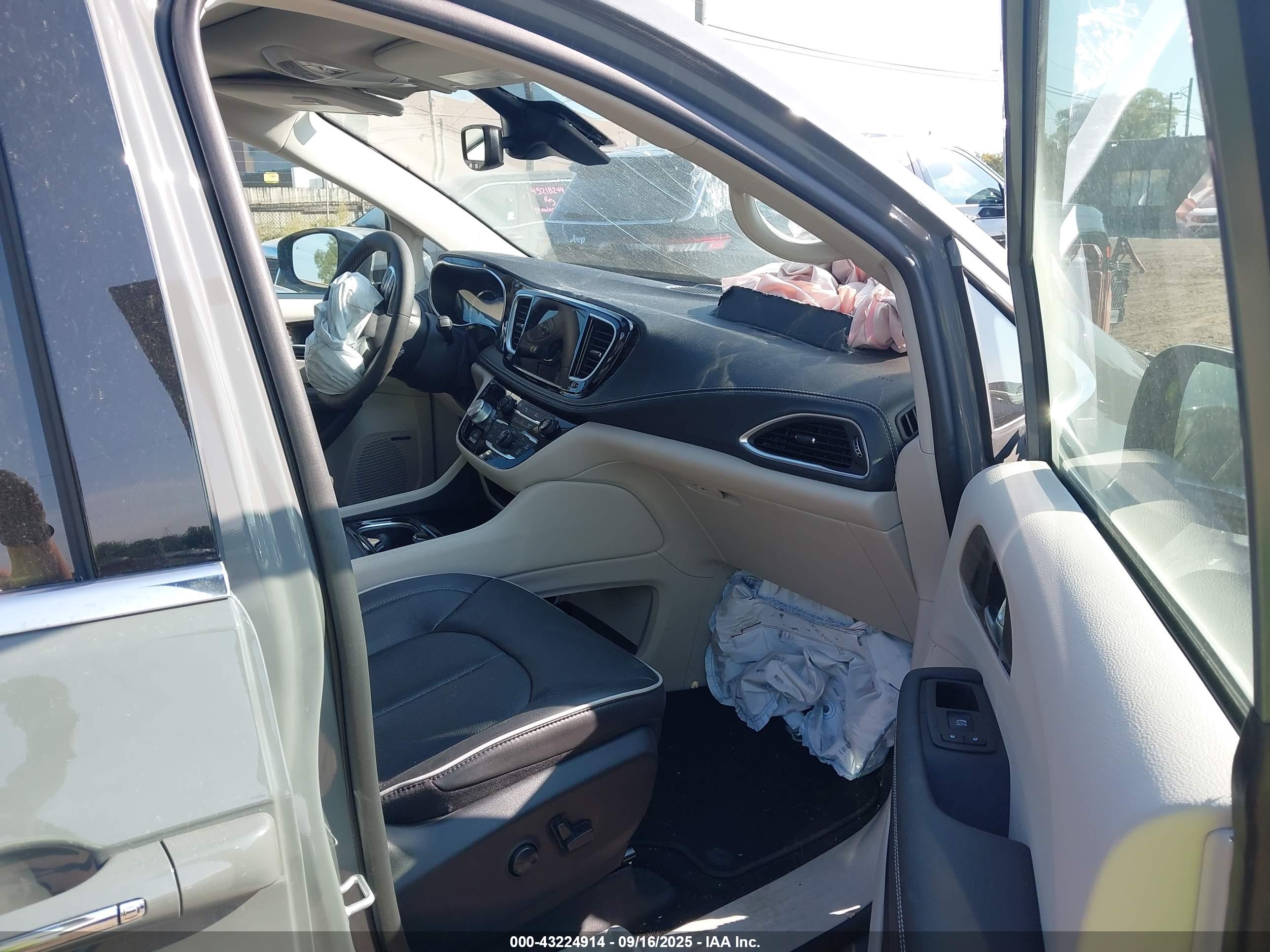 CHRYSLER PACIFICA image 5