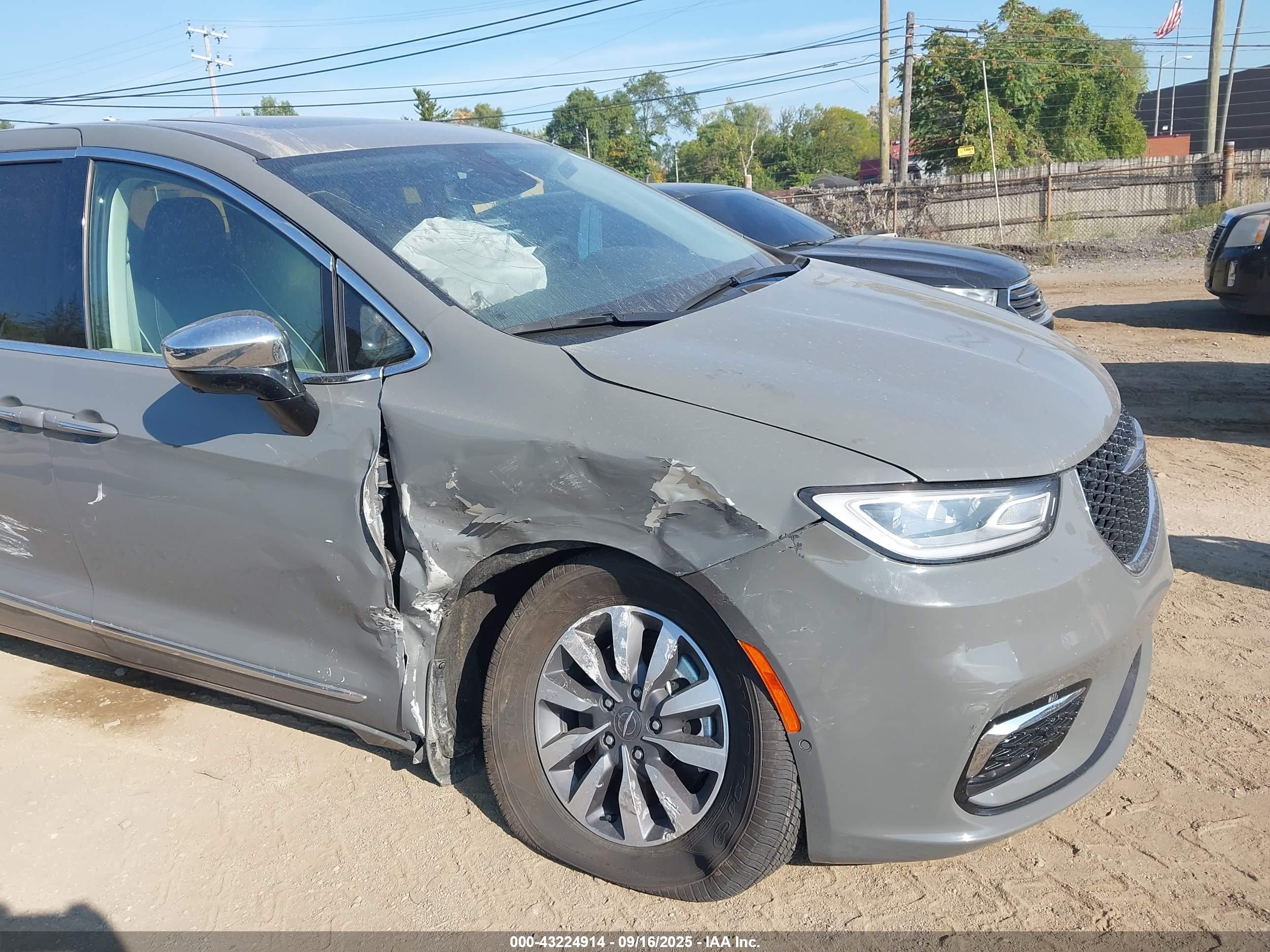 CHRYSLER PACIFICA image 6