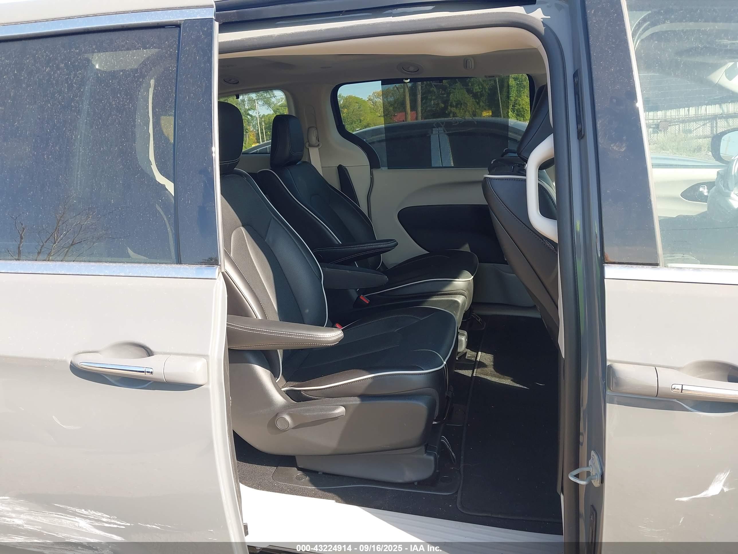 CHRYSLER PACIFICA image 8