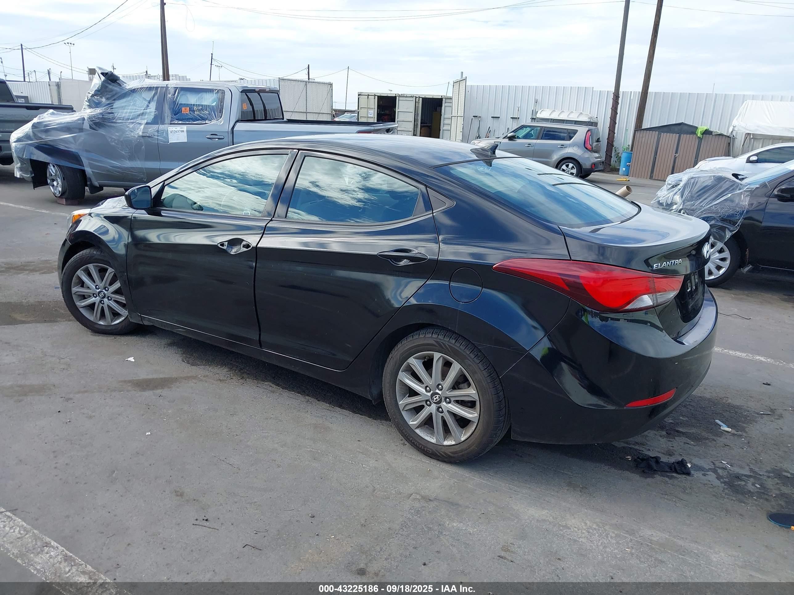 HYUNDAI ELANTRA image 3